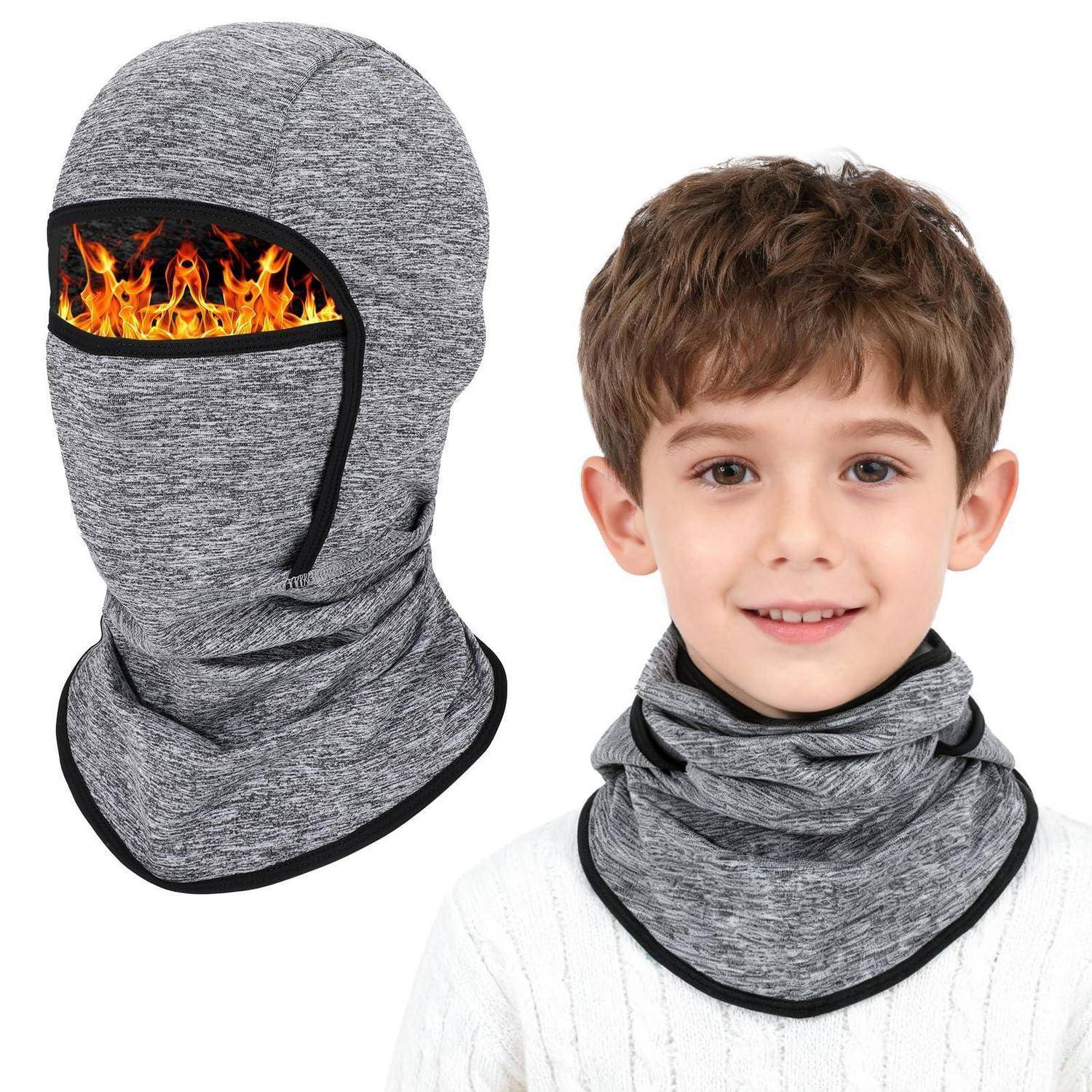 Graue flammenschutzbalaclava und passender Nackenmanschette, präsentiert an einem Jungenmodell, mit einer Flammengrafik an der Gesichtsöffnung.