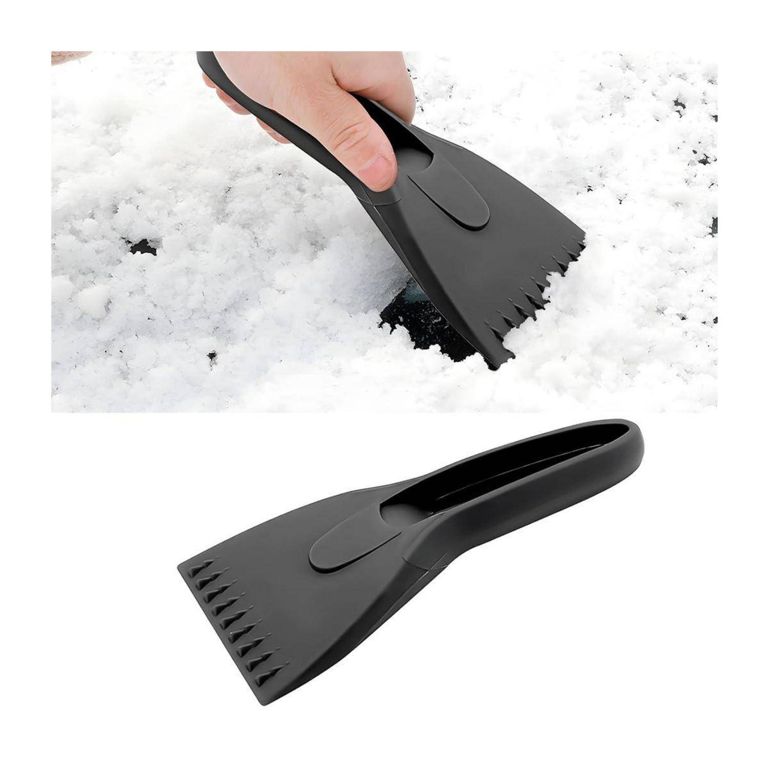 Hand mit einem schwarzen Kunststoff-Eiskratzer beim Entfernen von Schnee von einer Autoscheibe, wobei der Kratzer unten auf weißem Hintergrund gezeigt wird.