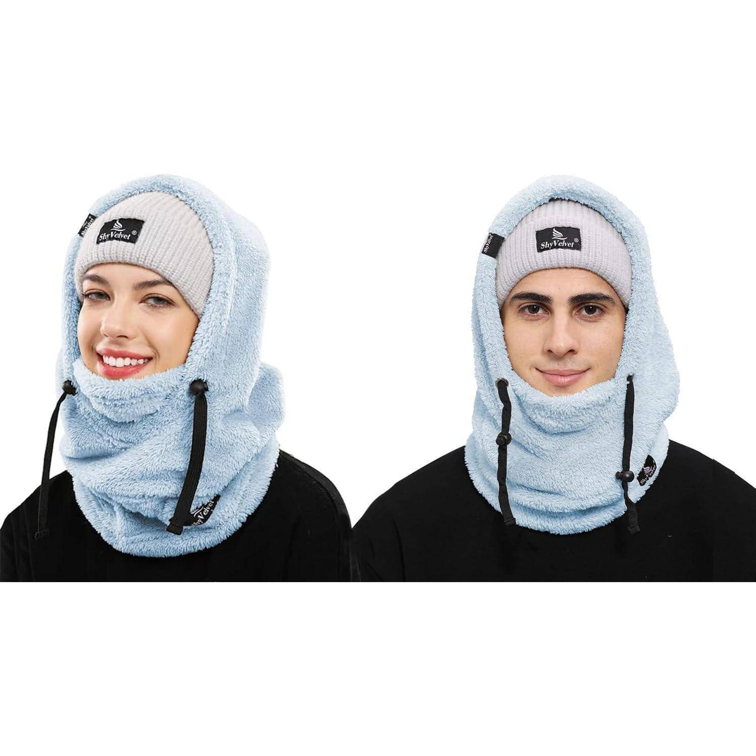 Zwei Modelle mit leichten blauen Fleece-Sturmhauben über Mützen, die eine Gesichts- und Nackenbedeckung für den Winter in Front- und Seitenansicht zeigen.