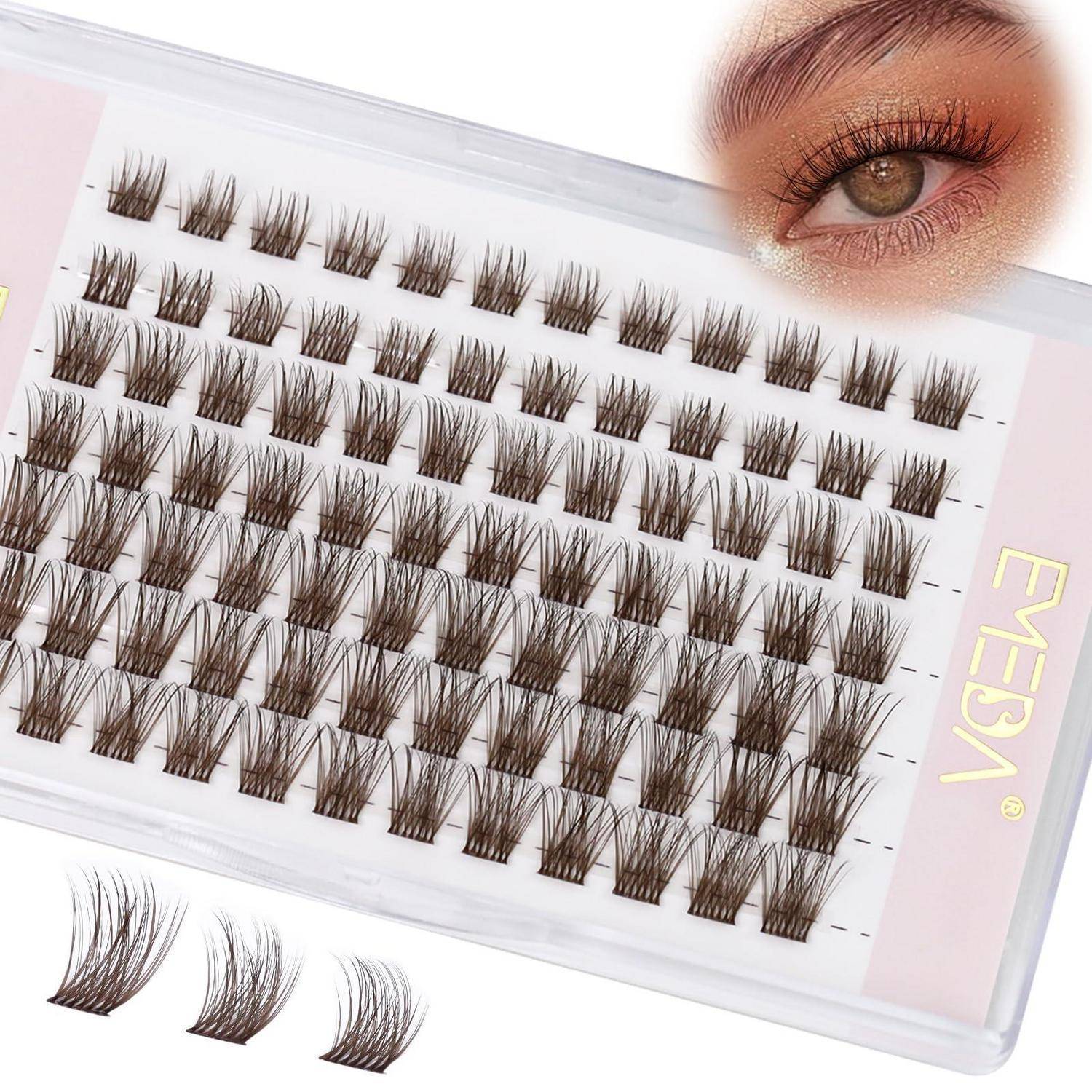 Künstliche Wimpern in einem durchsichtigen Tablett, in Reihen angeordnet mit einer Nahaufnahme eines Modellauges, das Wimpern trägt.