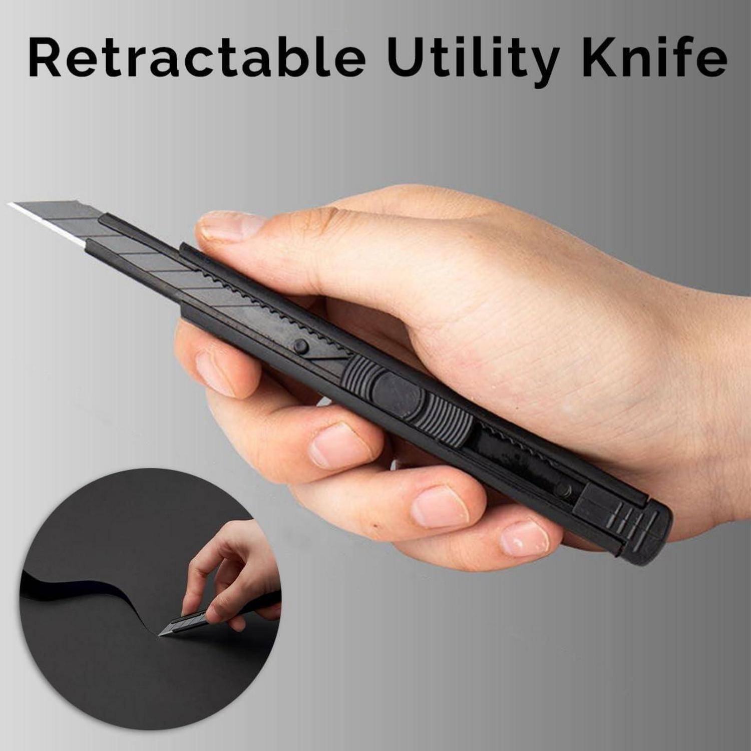 Hand hält ein schwarzes einfahrbares Universalmesser mit ausgefahrener Klinge; die Einblendung zeigt das Messer, das eine dunkle Oberfläche schneidet.
