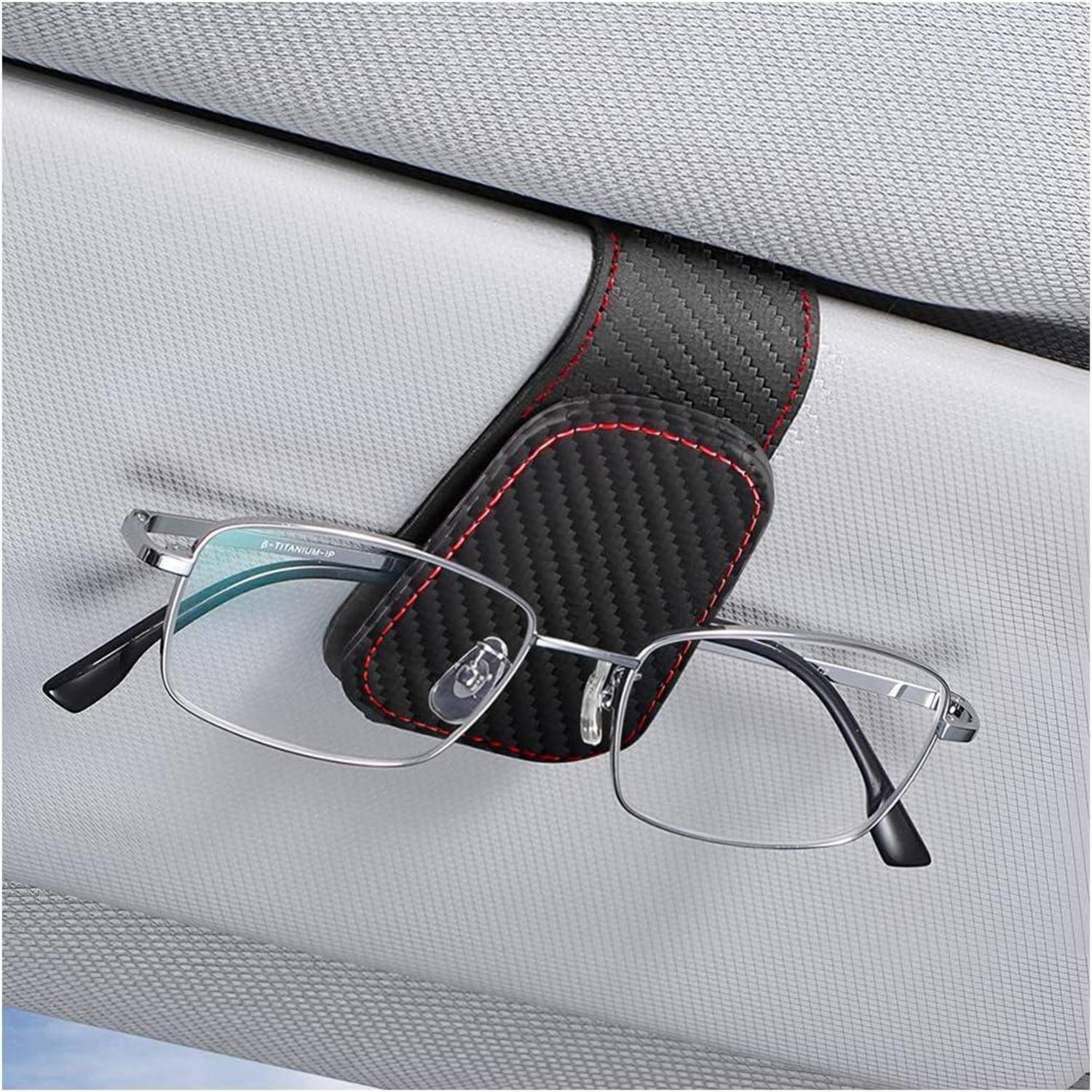 Brille in einem schwarz-roten Softcase, die auf einer hellgrauen strukturierten Oberfläche ruht.