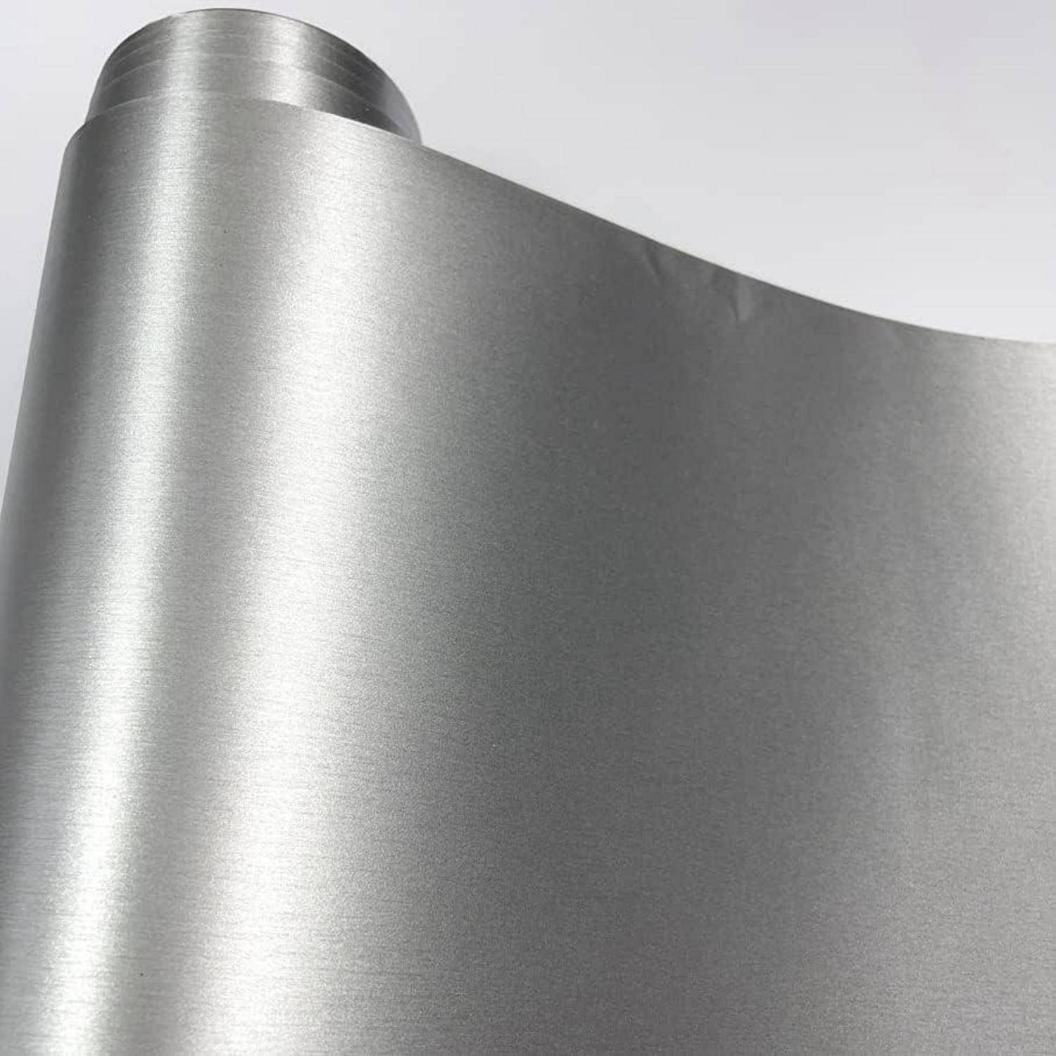 Nahaufnahme einer aufgerollten Schicht aus gebürstetem Silbermetall mit einer glatten, reflektierenden Oberfläche und gewölbter Kante.