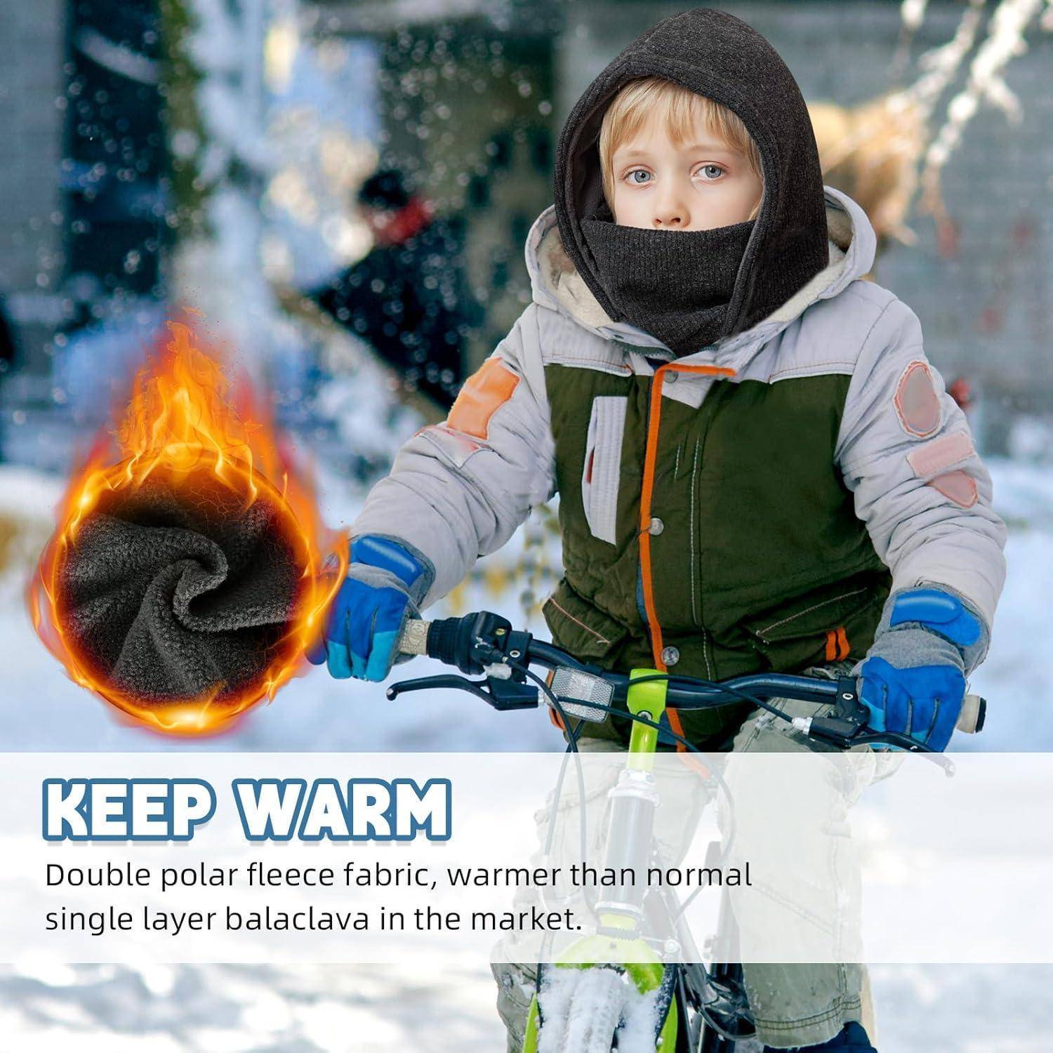 Kind in Winterkleidung, das ein Fahrrad fährt, während es eine flammende warme Fleece-Sturmhaube hält; der Text lautet „WARM BLEIBEN