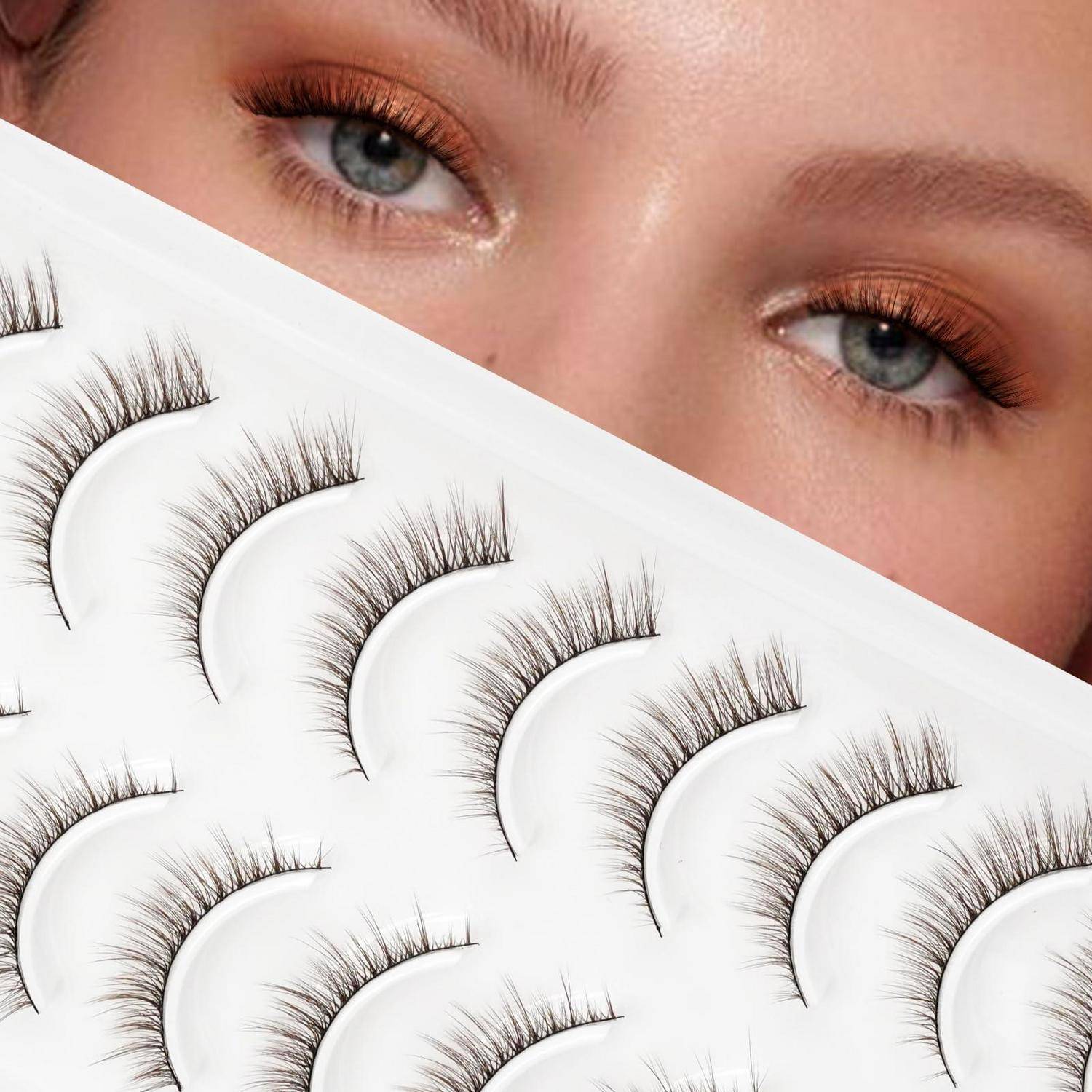 Nahaufnahme der Augen einer Frau über einer Auswahl von Wimpernstreifen auf weißem Hintergrund.