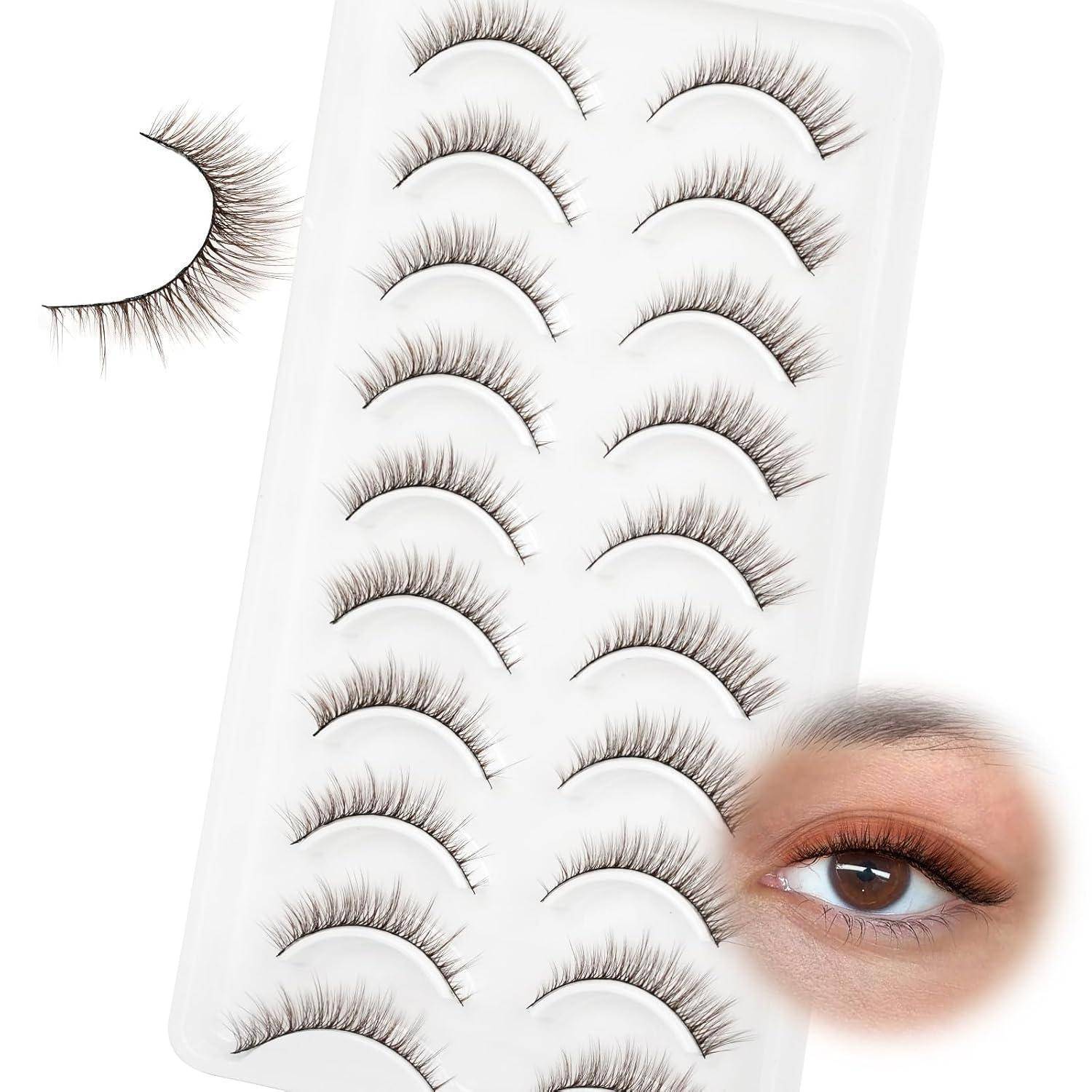 Tablett mit künstlichen Wimpernstreifen mit einem Modellauge, das die Wimpernapplikation und das resultierende Aussehen zeigt.