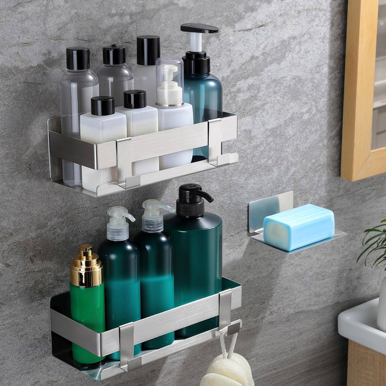 An der Wand befestigte Badezimmerregale halten verschiedene Toilettenartikelflaschen und Spender neben einer Seifenschale an einer graufliesigen Wand.