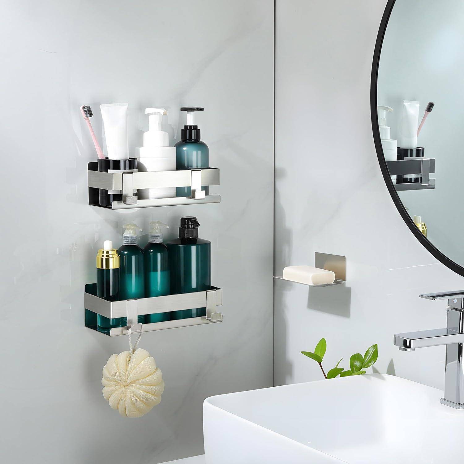 Badezimmerwandregal mit Toilettenartikeln und Zahnbürsten neben einem Waschbecken und rundem Spiegel, mit einem darunter hängenden Schwamm.