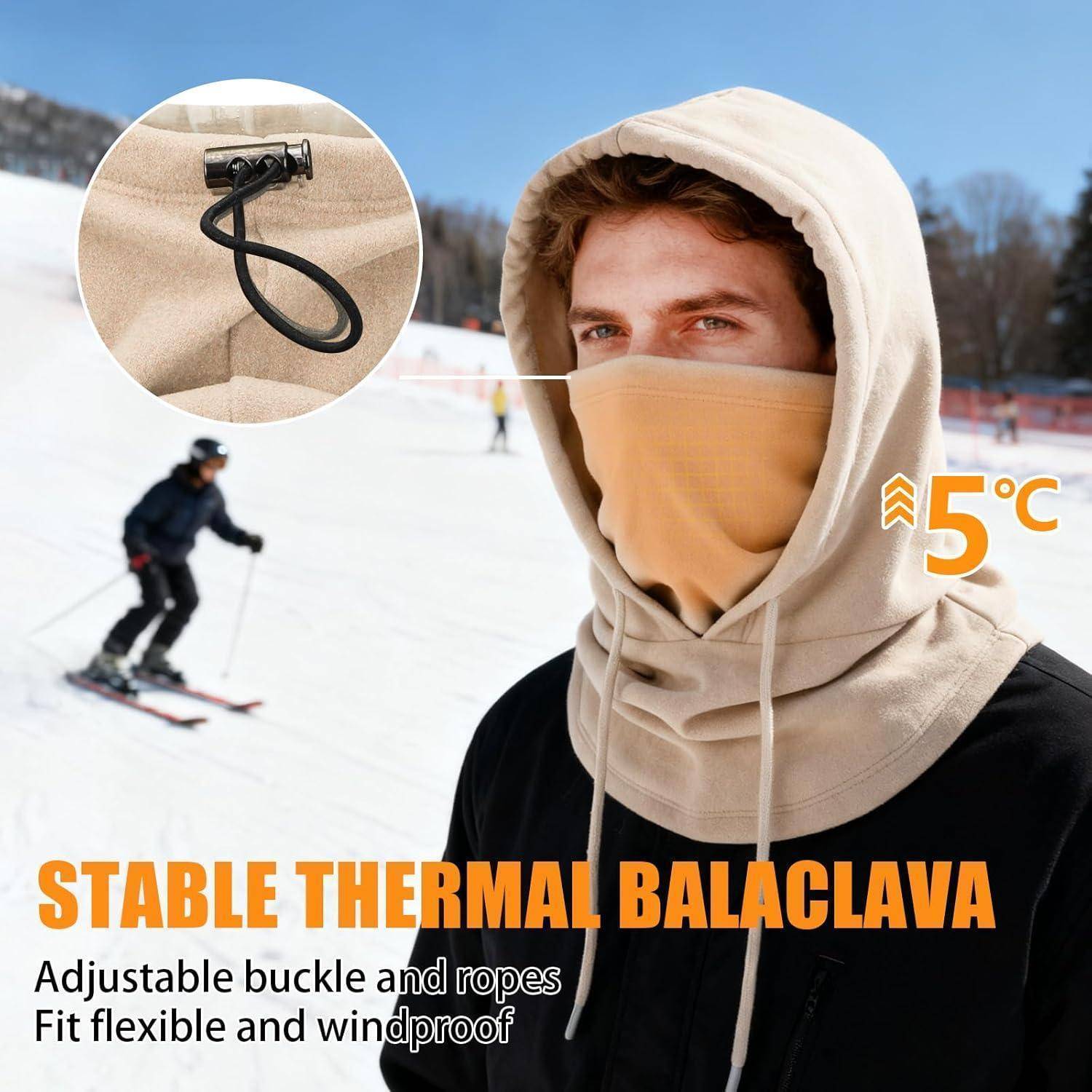 Mann trägt eine beige Thermal-Sturmhaube an einem Skihang, mit Ausschnitt zeigt verstellbare Schnalle und Seil; Text sagt 