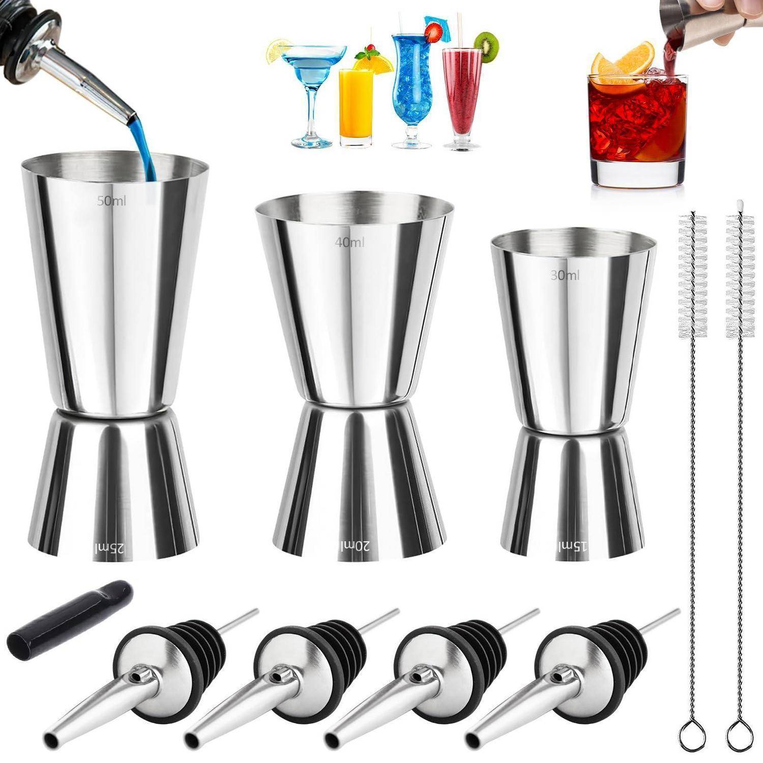 Cocktail-Messbecher-Set mit drei Edelstahl-Messbechern (25 ml, 40 ml, 50 ml), Ausgießer und Reinigungsbürsten, gezeigt mit gemischten Getränken.