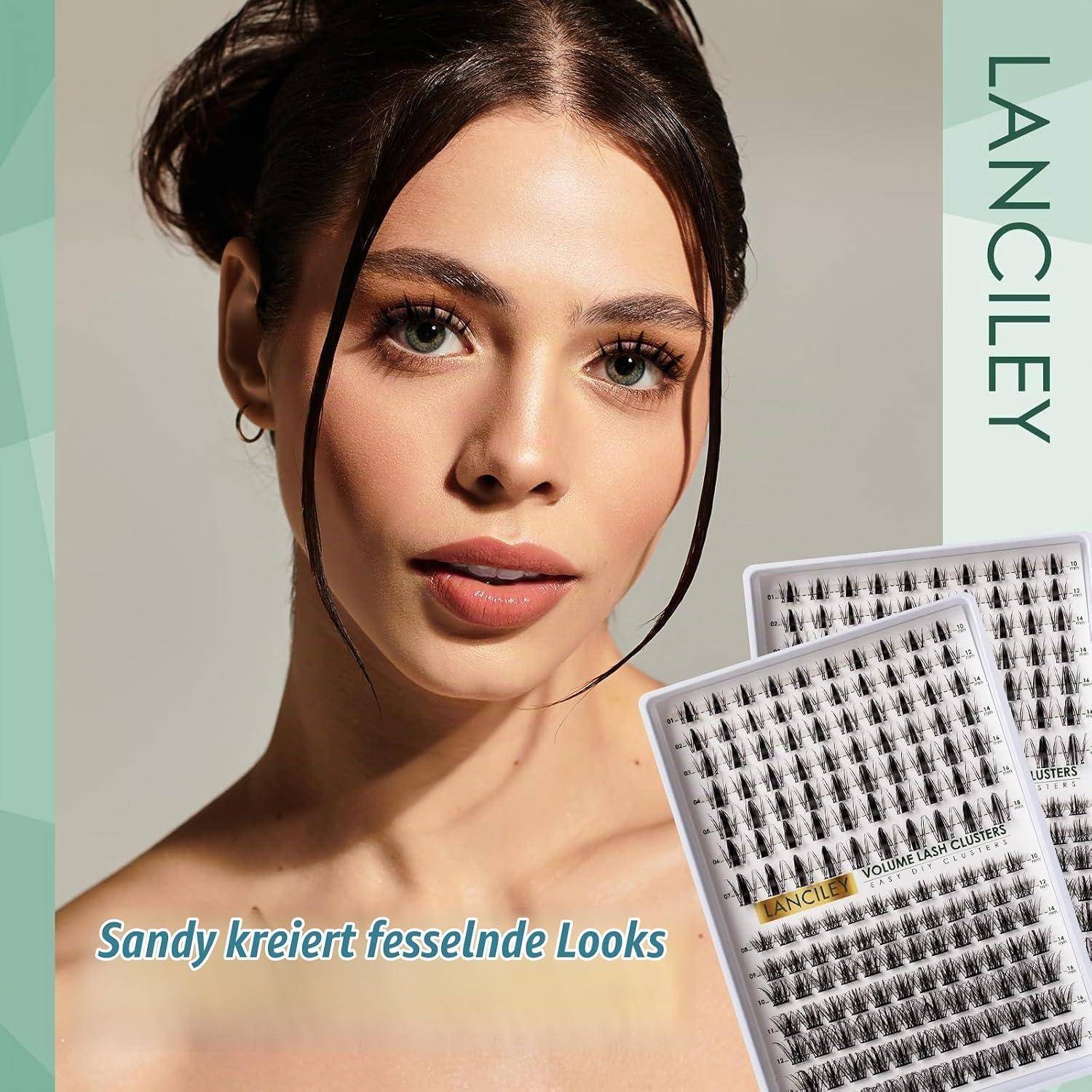 Porträt einer Frau, die Lanciley-Wimpernverlängerungen bewirbt, mit zwei Wimpernpaletten-Paketen gezeigt und deutschem Text „Sandy kreiert fesselnde Looks