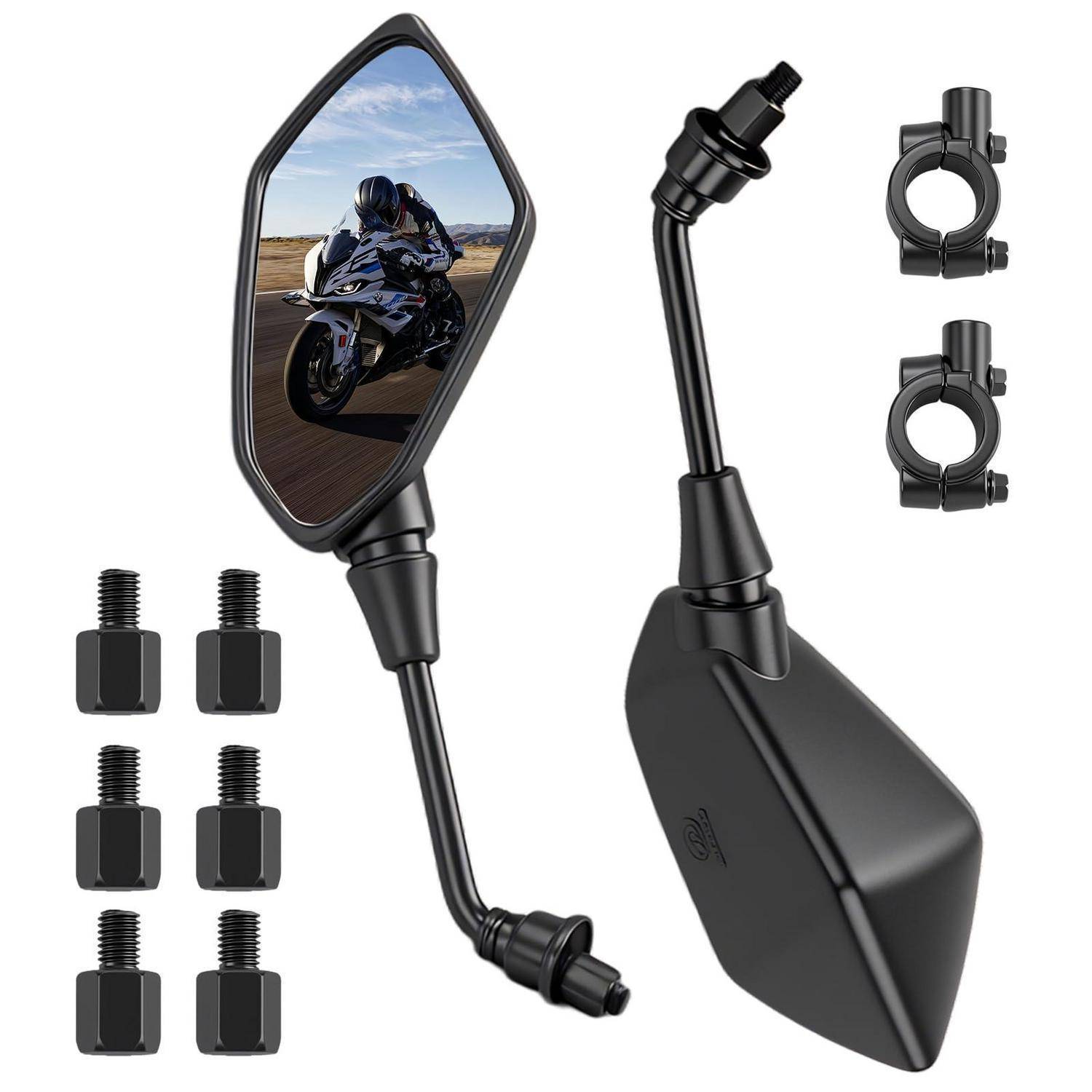 Motorrad-Außenspiegelset mit schwarzen Spiegeln, Montageklemmen und Adaptern; ein Spiegel zeigt einen Fahrer, der sich auf der Straße widerspiegelt.