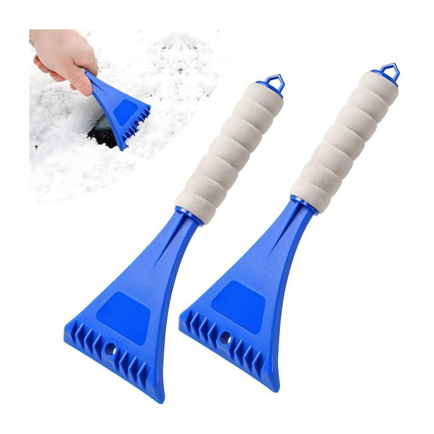 Blauer tragbarer Eiskratzer mit Schaumstoff-Griffgriff, der Schnee von einem Autofenster entfernt; zwei Produktansichten auf weißem Hintergrund.