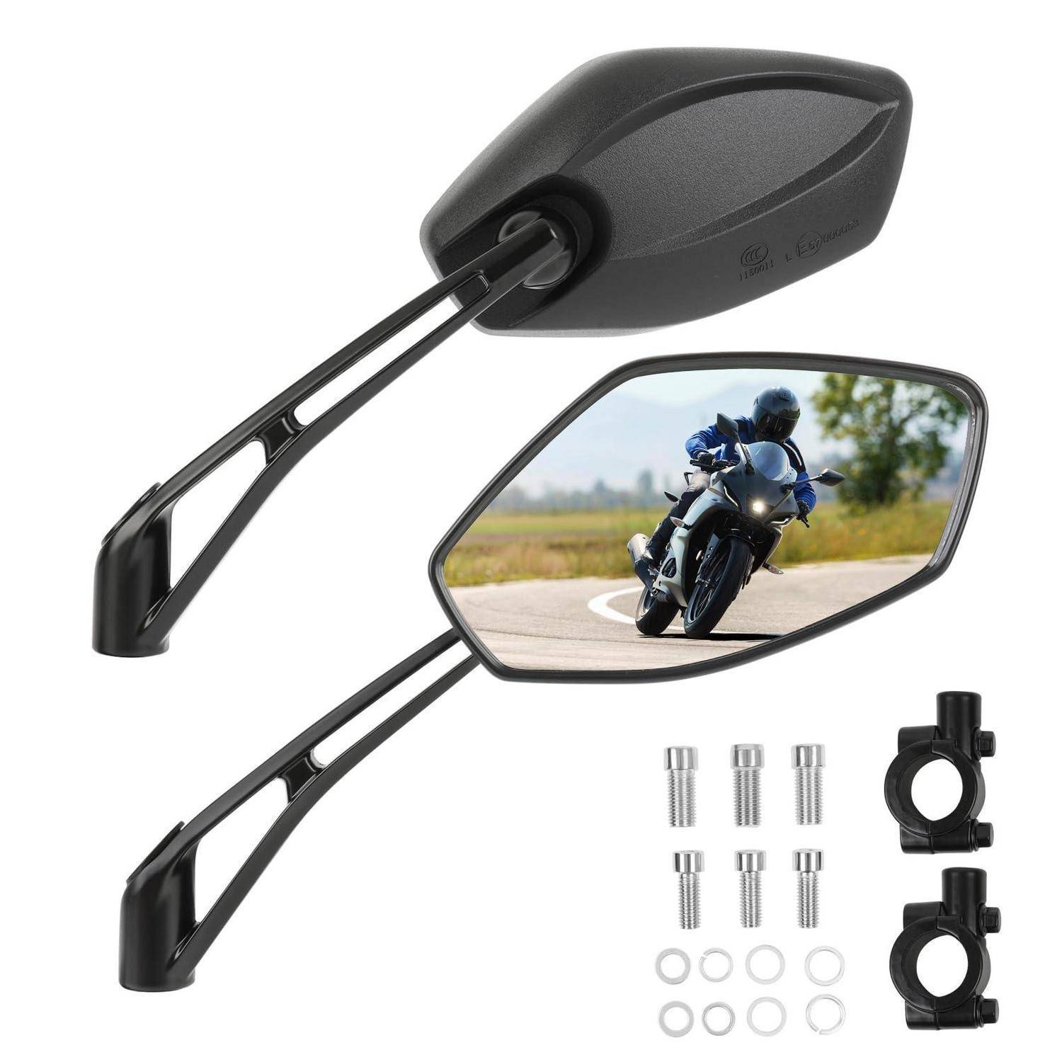 Paar schwarzer Motorrad-Seitenspiegel mit Befestigungszubehör, ein Spiegel spiegelt einen Fahrer auf einem Sportmotorrad wider.