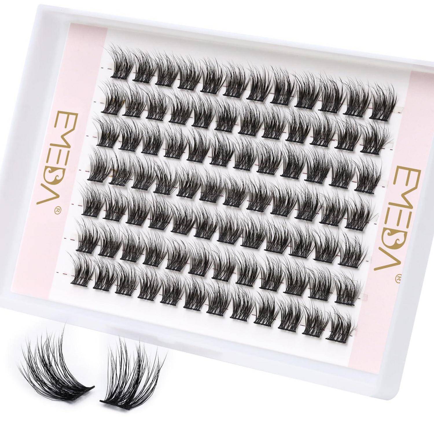 Verpackte Tablett mit falschen Wimpern mit mehreren schwarzen Wimpernpaaren in Reihen angeordnet, plus zwei lose Wimpernstreifen darunter