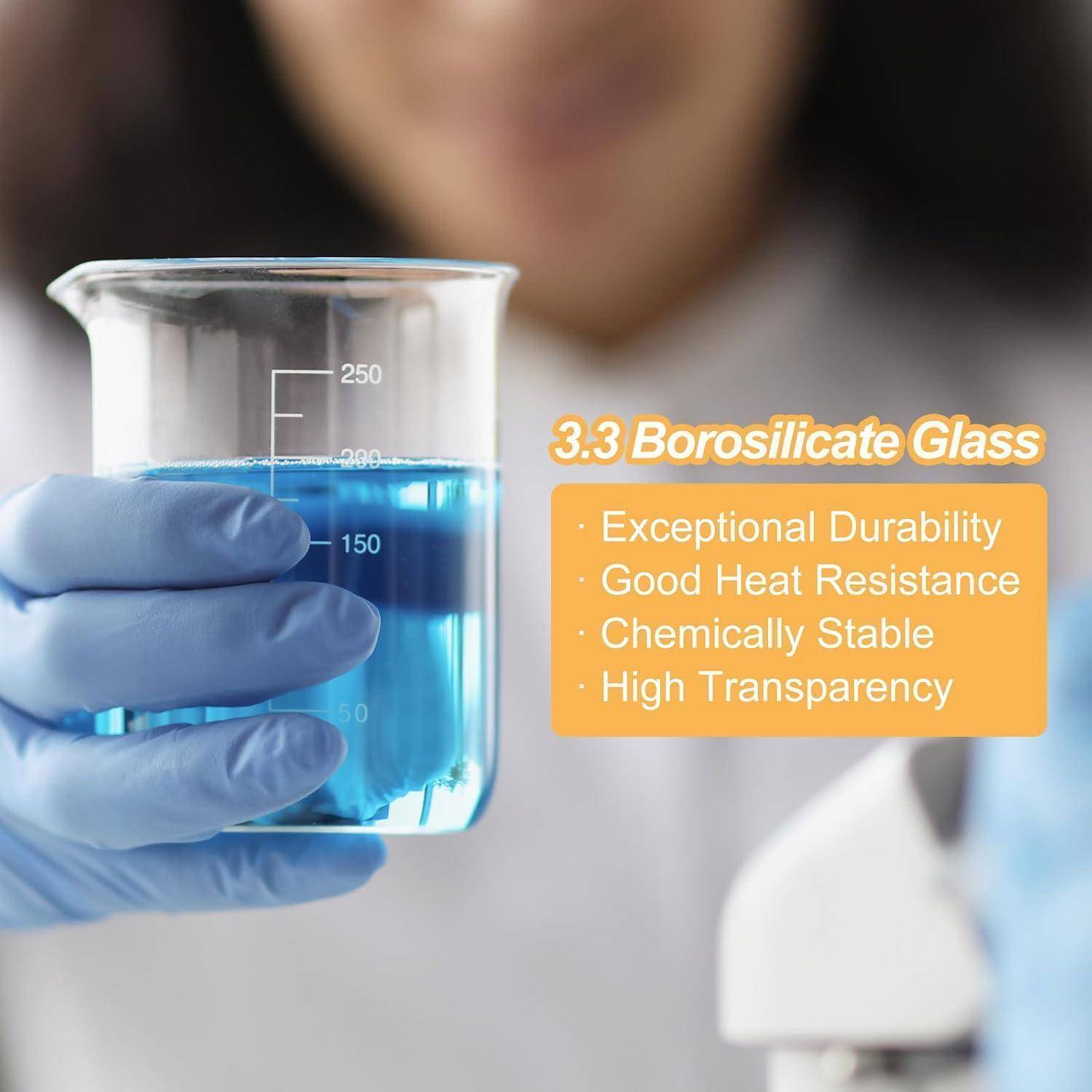 Behandschuhte Hand, die ein Becherglas mit blauer Flüssigkeit hält, beschriftet mit „3.3 Borosilikatglas