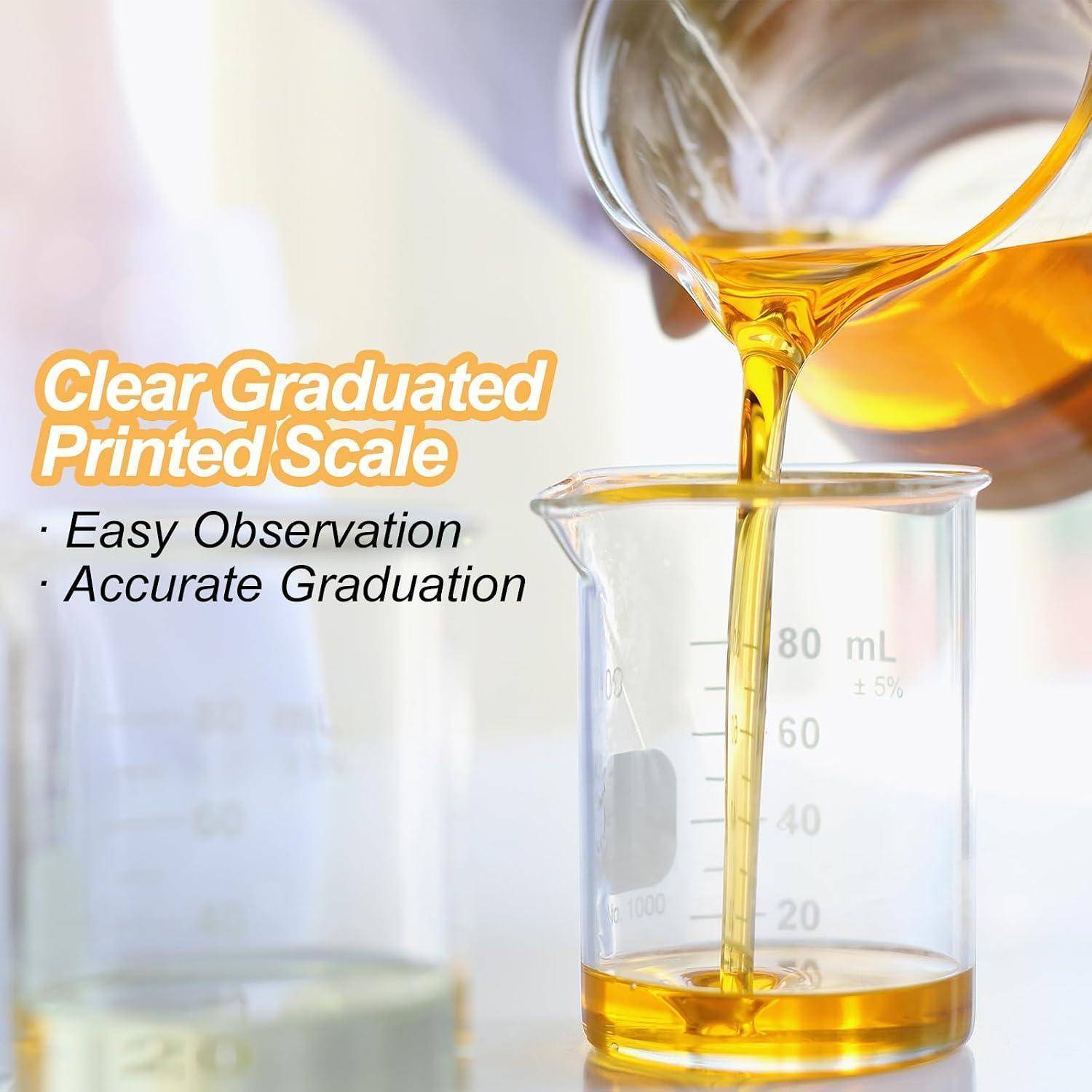Bernsteinfarbene Flüssigkeit wird in einen Messbecherbecher gegossen, auf dem „Clear Graduated Printed Scale
