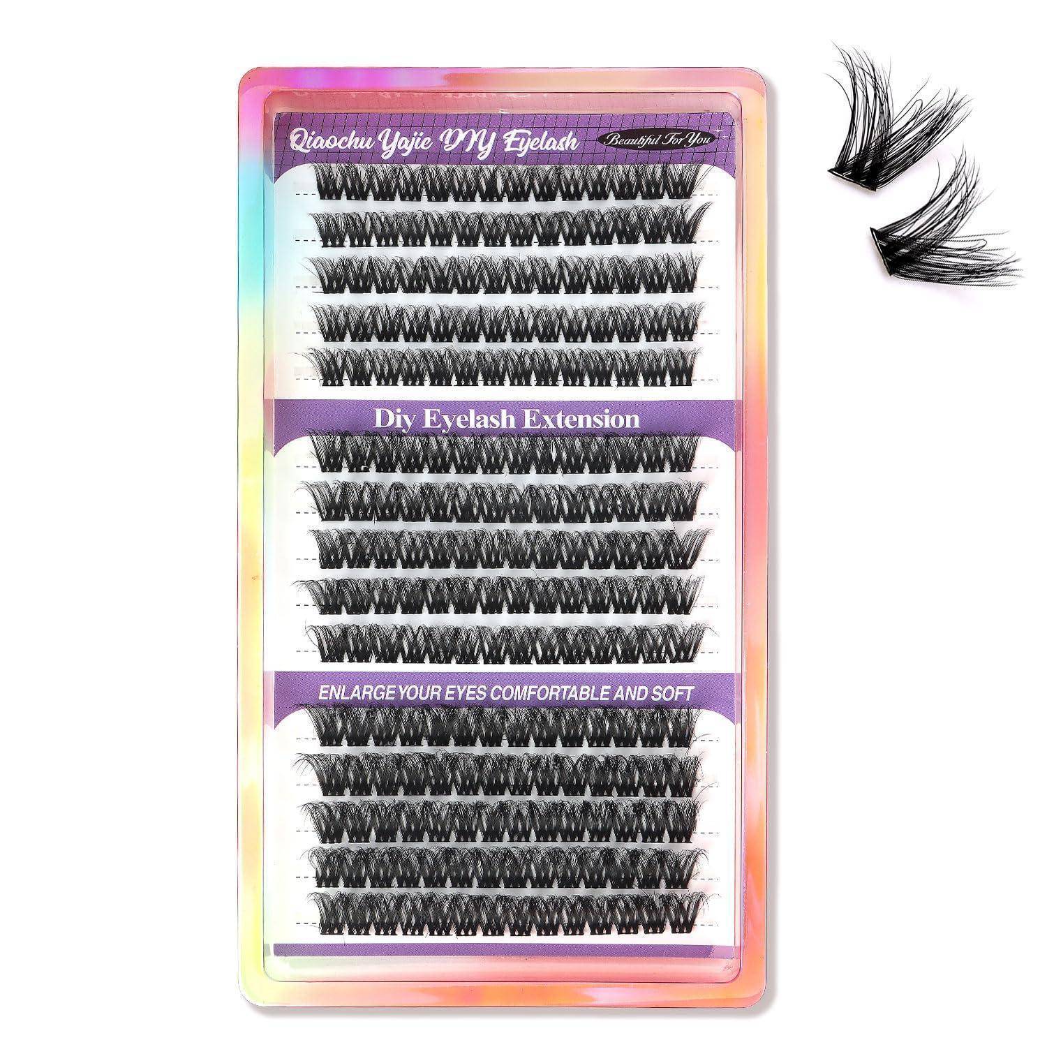 Verpacktes DIY-Wimpernverlängerungsset mit mehreren Reihen falscher Wimpern und zwei lose Wimpernbüschel neben dem Behälter gezeigt.