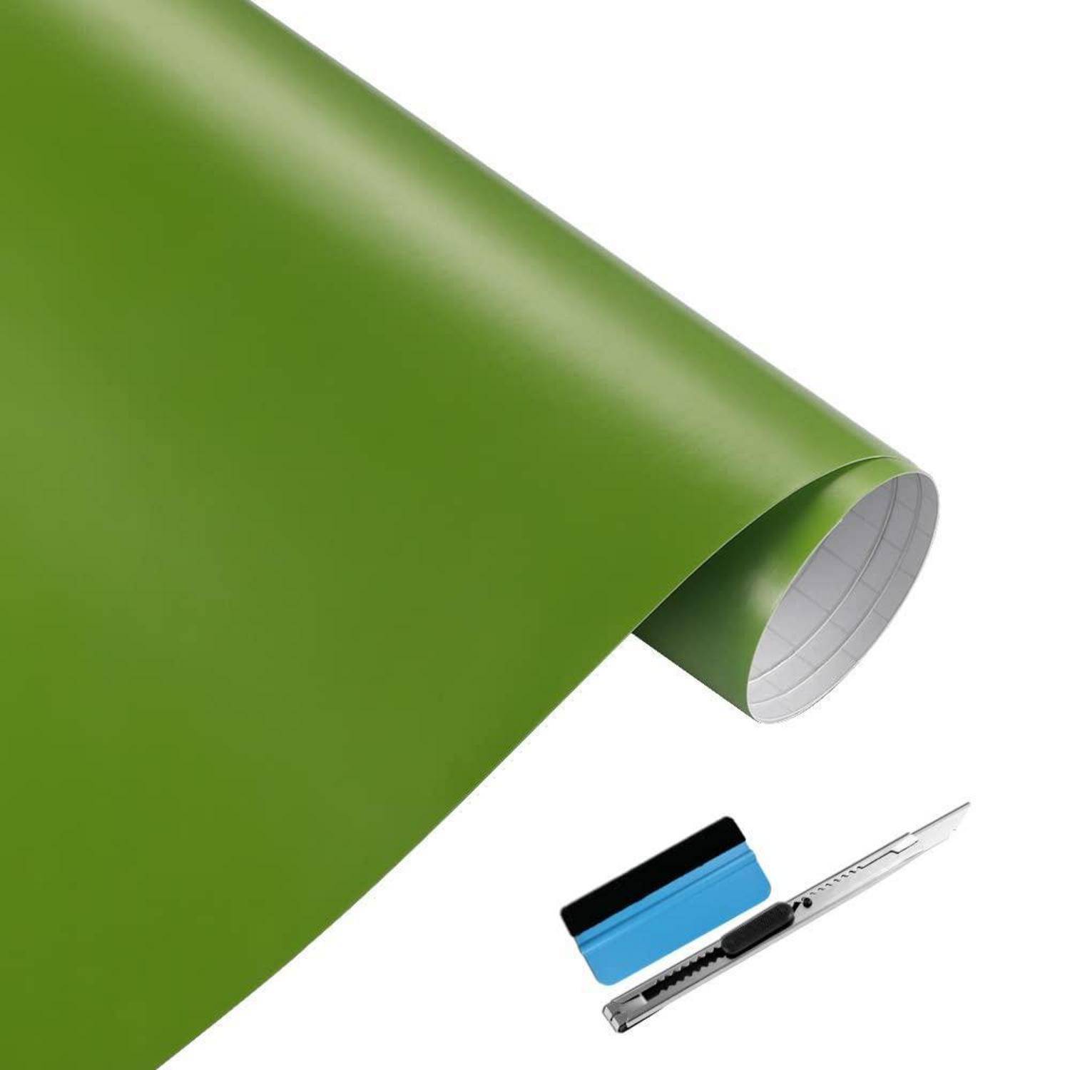 Grüne Vinyl-Verpackungsfolie teilweise ausgerollt neben einem Universalmesser, was auf Filmschnitt oder Fahrzeugfolienverklebung hindeutet.