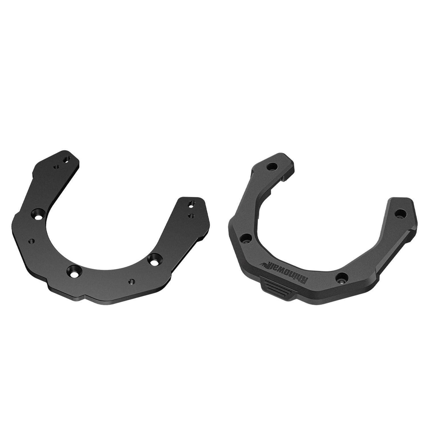 Zwei schwarze geschwungene Metallmontagebrackets mit mehreren Schraubenlöchern, nebeneinander auf weißem Hintergrund gezeigt.