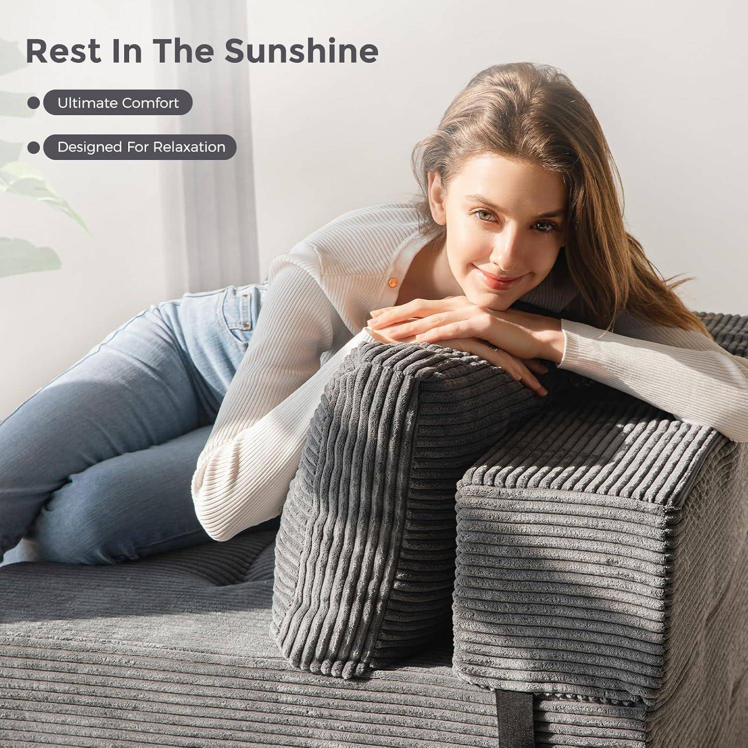 Junge Frau, die auf einem grauen Sofa im Sonnenlicht faulenzt, mit dem Text „Ruhe im Sonnenschein