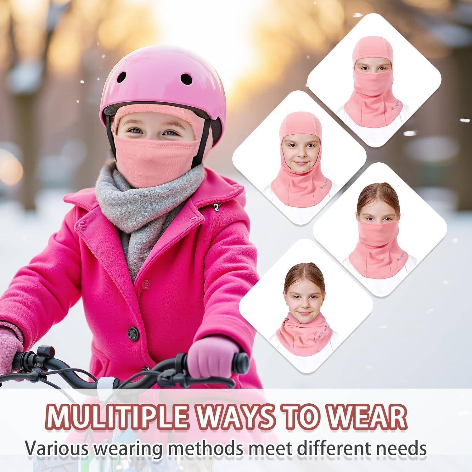Plakat mit einem Kind in rosa Winterkleidung mit Gesichtsbedeckung und Helm, plus vier kleine Porträts, die verschiedene Möglichkeiten zum Tragen der Bedeckung zeigen. Text: „MEHRERE TRAGEWEISEN" und „Verschiedene Trageweisen erfüllen unterschiedliche Bedürfnisse"