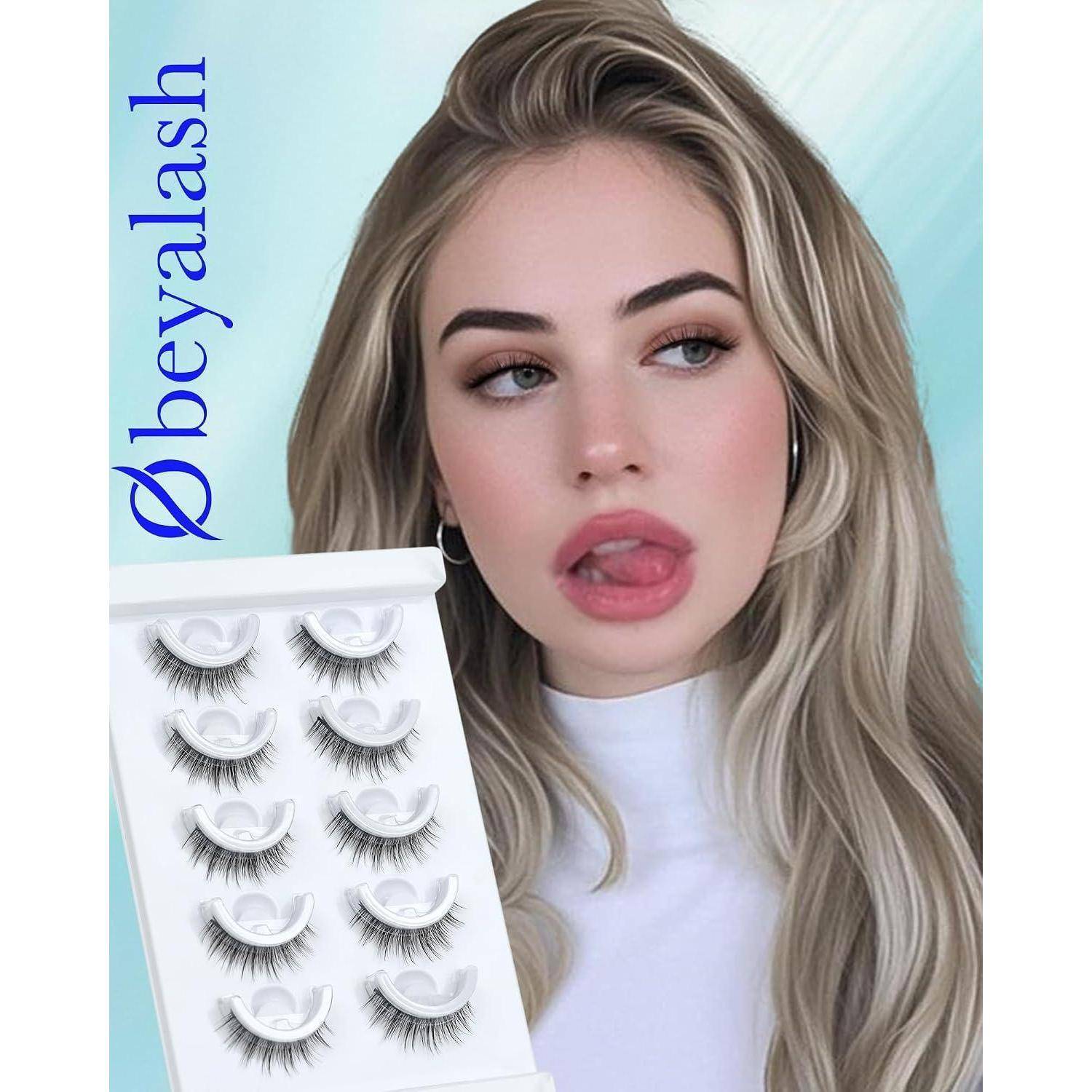 Werbebild einer blonden Frau, die künstliche Wimpern präsentiert, mit einem Wimpern-Tablett und dem Markennamen „bevalash