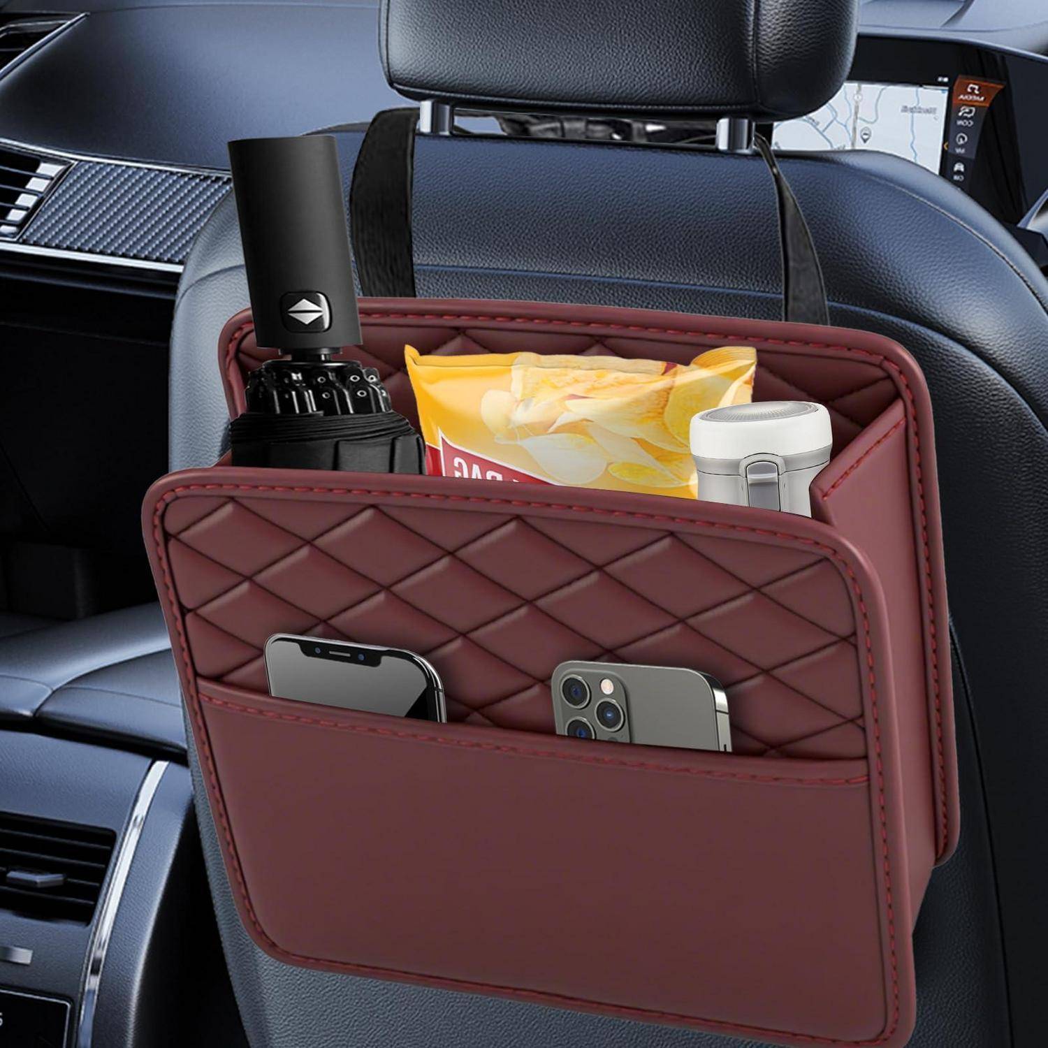 Autositzorganizer mit gesteppten Bordeaux-Taschen, der eine Wasserflasche, Taschentücher und Smartphones hält, befestigt hinter dem Vordersitz.