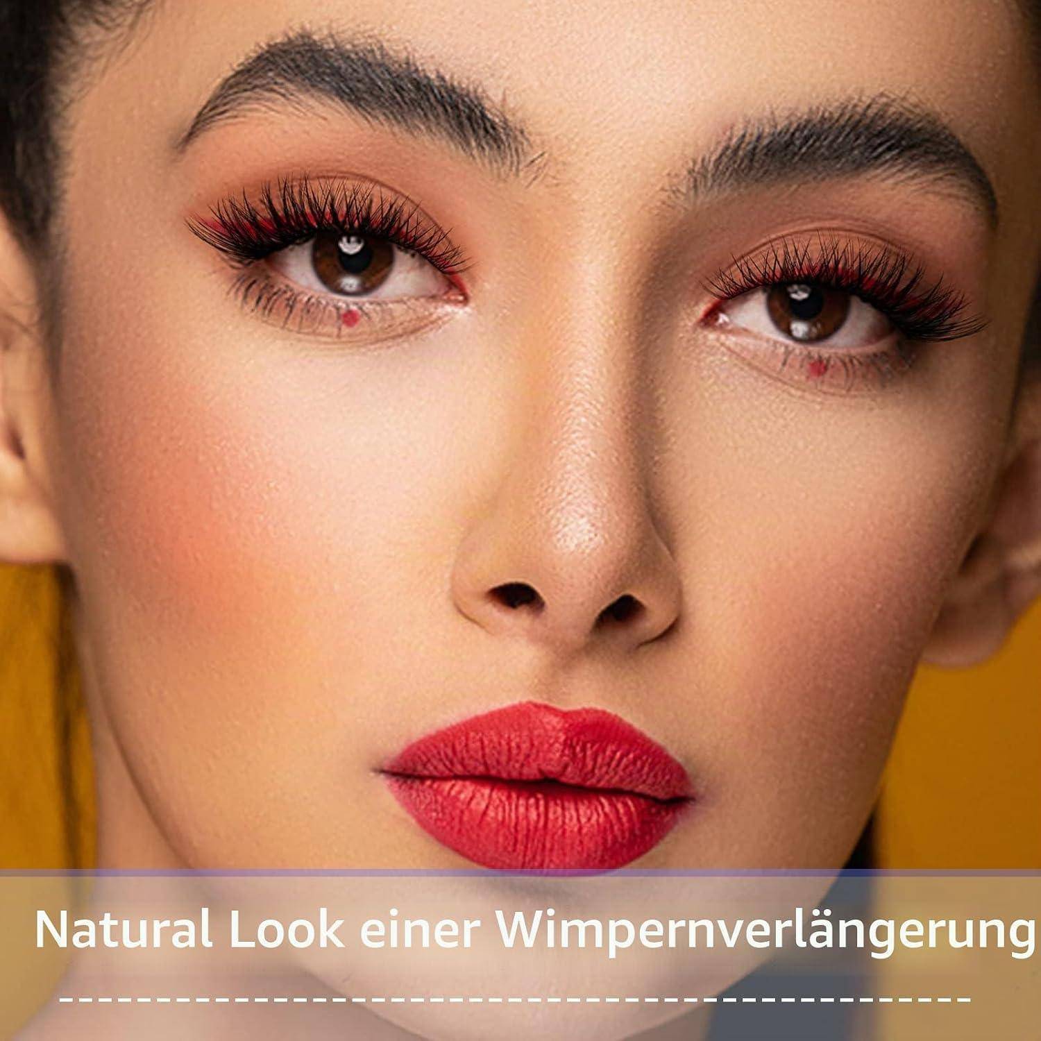 Nahaufnahme eines Frauengesichts mit langen Wimpern und kräftigem rotem Lippenstift, beschriftet mit „Natürliches Aussehen einer Wimpernverlängerung