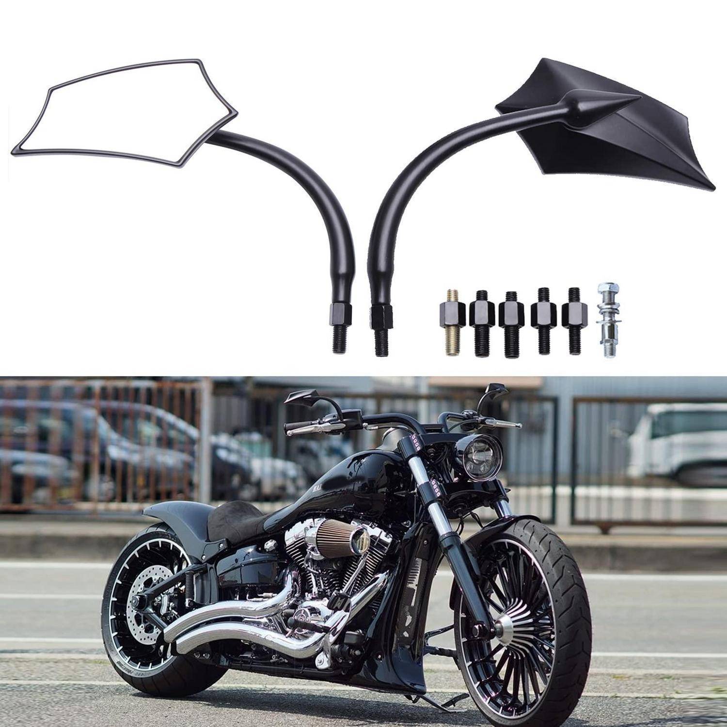 Motorradspiegelset mit zwei schwarzen Stielspiegel und Montagadaptern, oben auf einem benutzerdefinierten schwarzen Cruiser-Motorrad gezeigt.