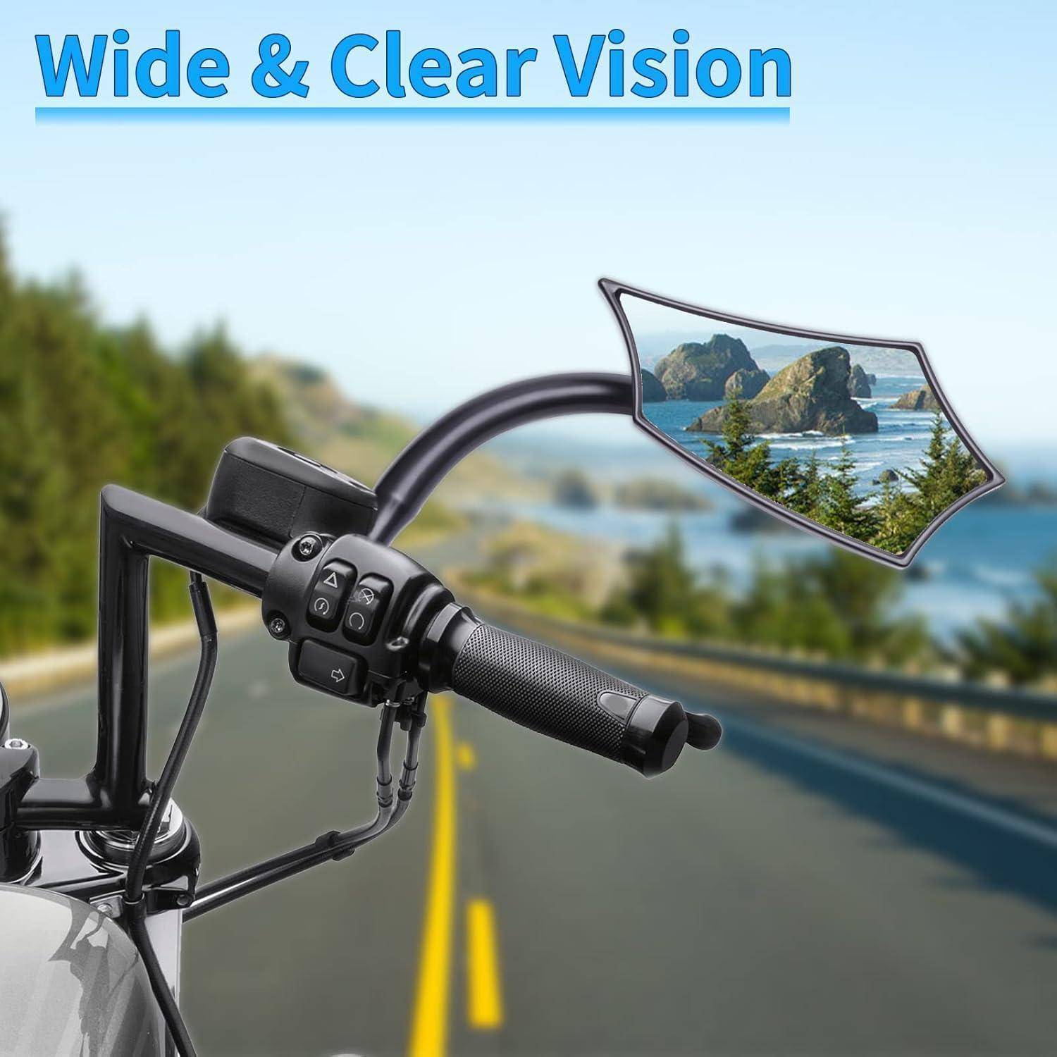 Motorradaussenspiegel auf einer Straße, mit eingefügter Spiegelung einer Küstenlandschaft und Text „Wide & Clear Vision