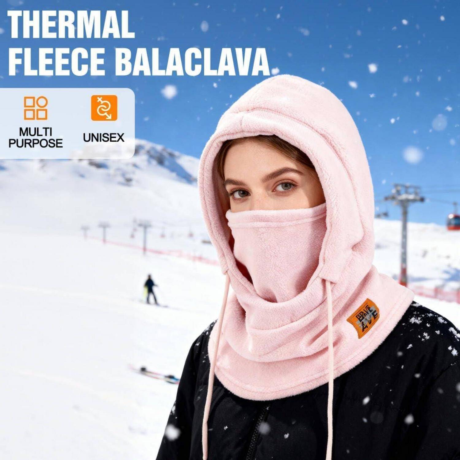 Frau, die eine rosa thermische Fleece-Sturmhaube auf einer verschneiten Skipiste trägt, wirbt für eine vielseitige unisex Gesichtsabdeckung für den Winter.
