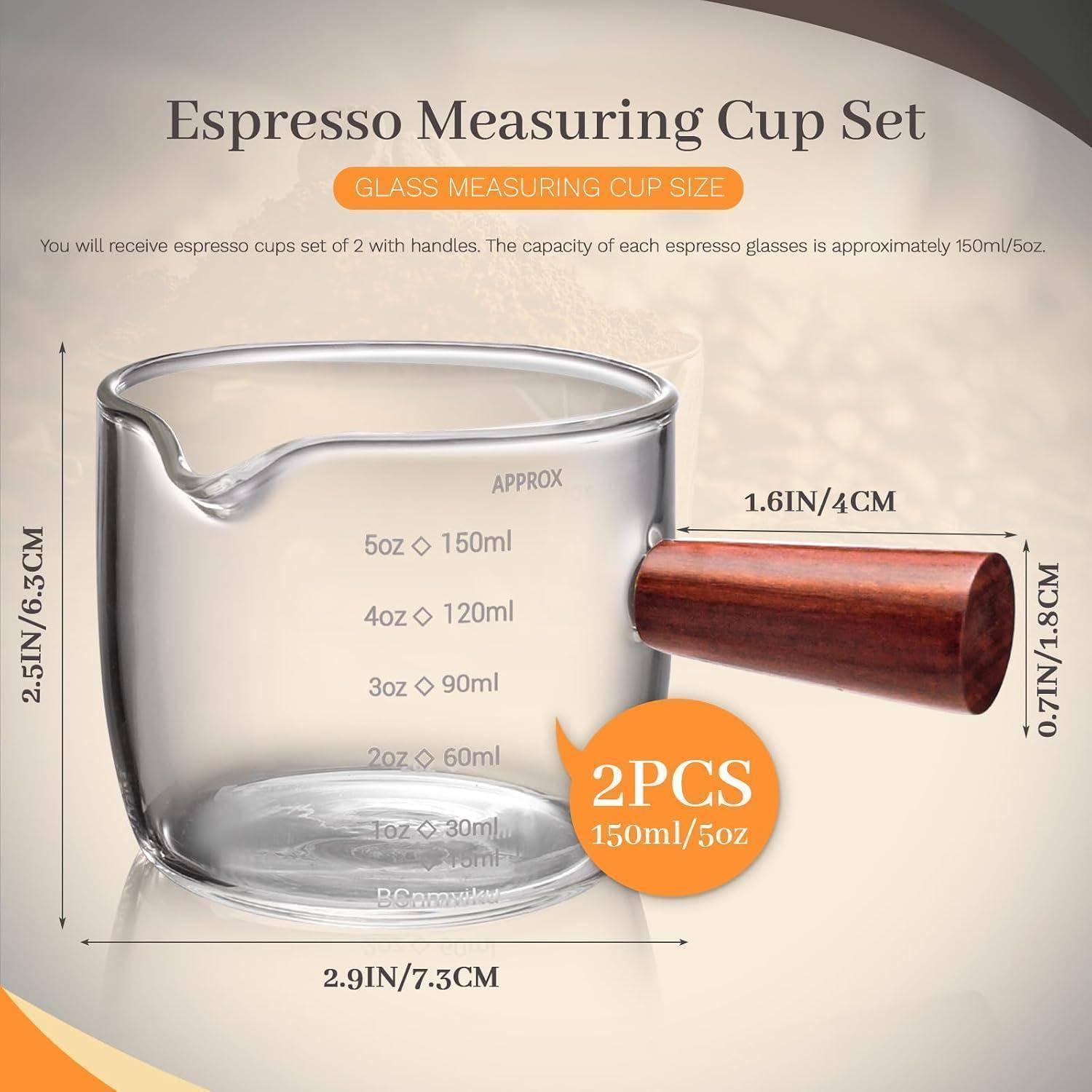 Diagramm eines Espresso-Messbechersatzes mit Holzgriff, beschriftet mit "Espresso-Messbecherset"" und ""2er-Set 150ml/5oz"", zeigt Bechergröße und Abmessungen.