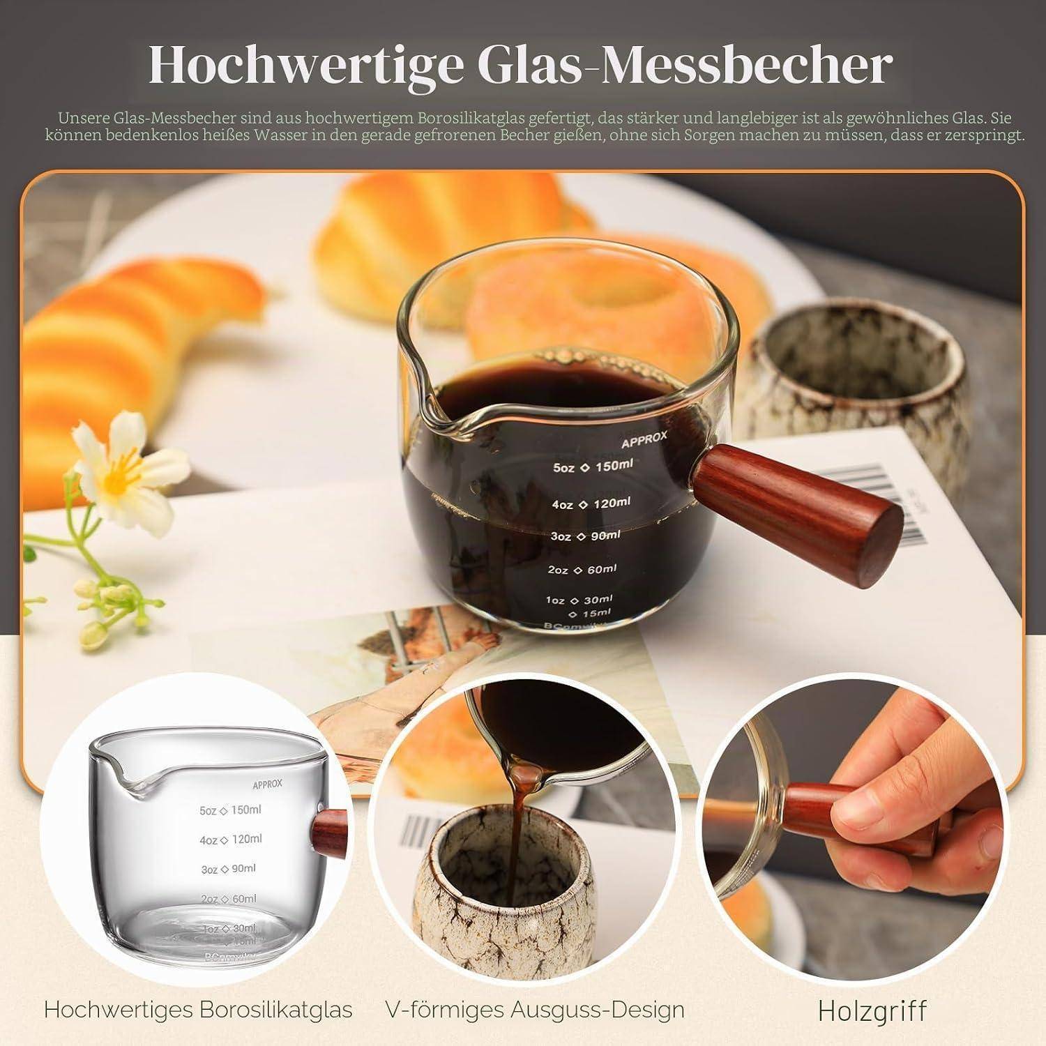 Werbebild einer Glaskanne mit Holzgriff und V-förmigem Ausguss, die Flüssigkeit in eine Tasse gießt, mit Nahaufnahmen des Glases, des Ausgusses und des Griffs.