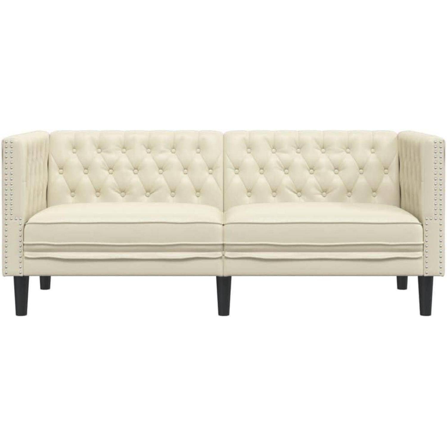Cremefarbiges Chesterfield-Zweisitzer-Sofa mit gepolsterten Knöpfen, aufgerollten Armlehnen, Nagelkopfleisten und schwarzen Beinen auf weißem Hintergrund.