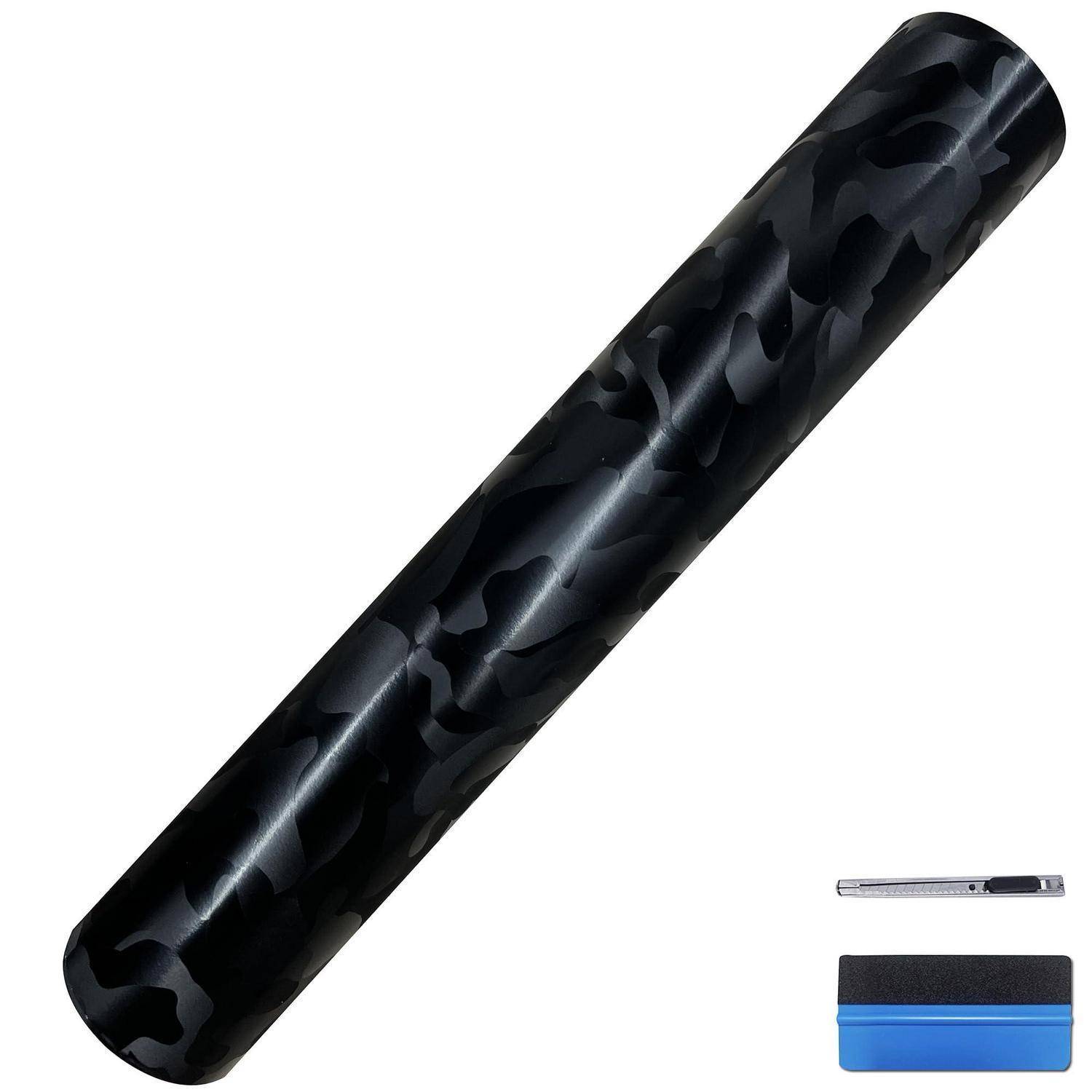 Schwarze zylindrische Stift- oder Markerkassette mit Camouflage-Muster, gezeigt mit einem kleinen silbernen Stift und blauschwarzer Kartenetui zum Größenvergleich.
