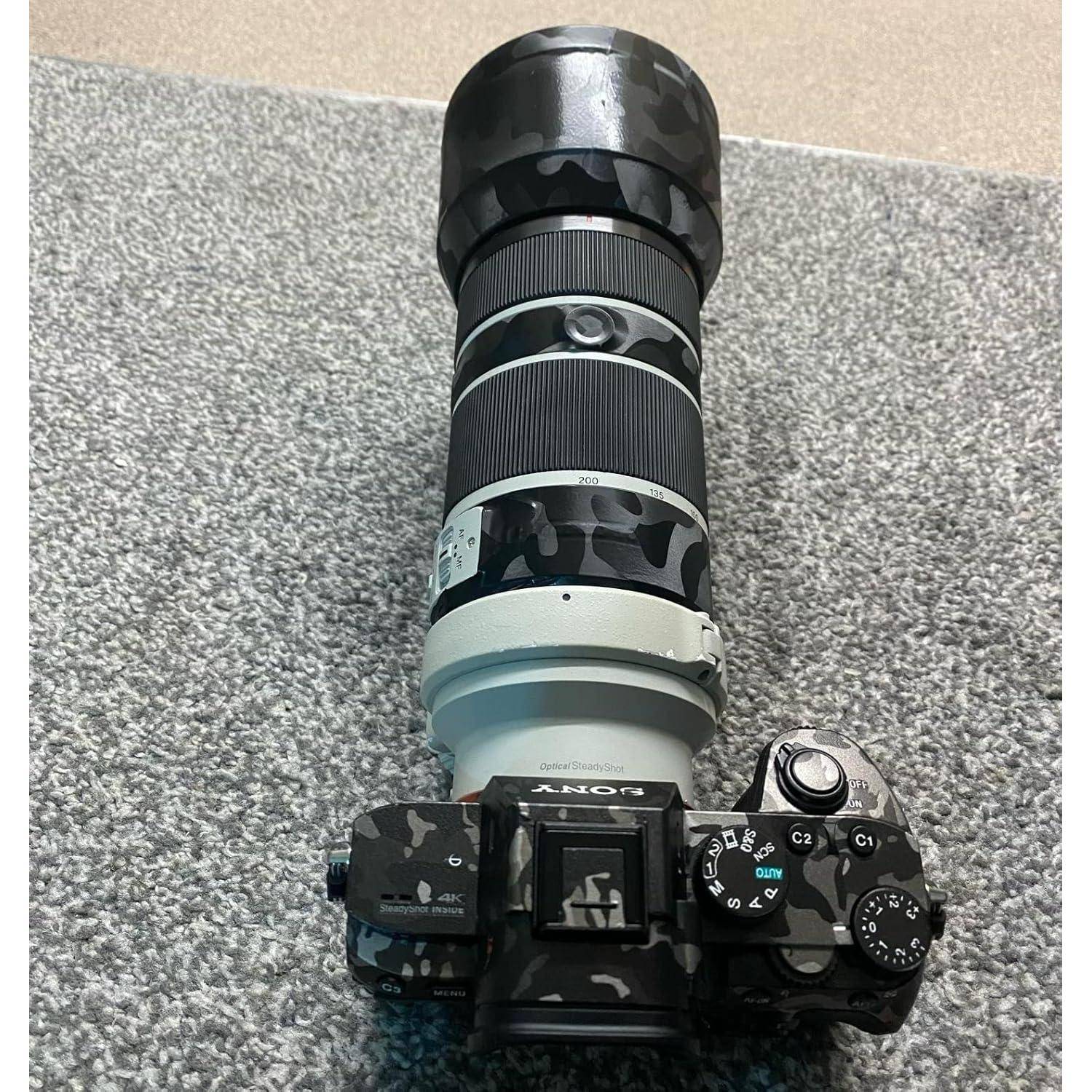 Sony-Kamera mit einem großen Teleobjektiv, das auf einer Teppichfläche ruht, von oben fotografiert.