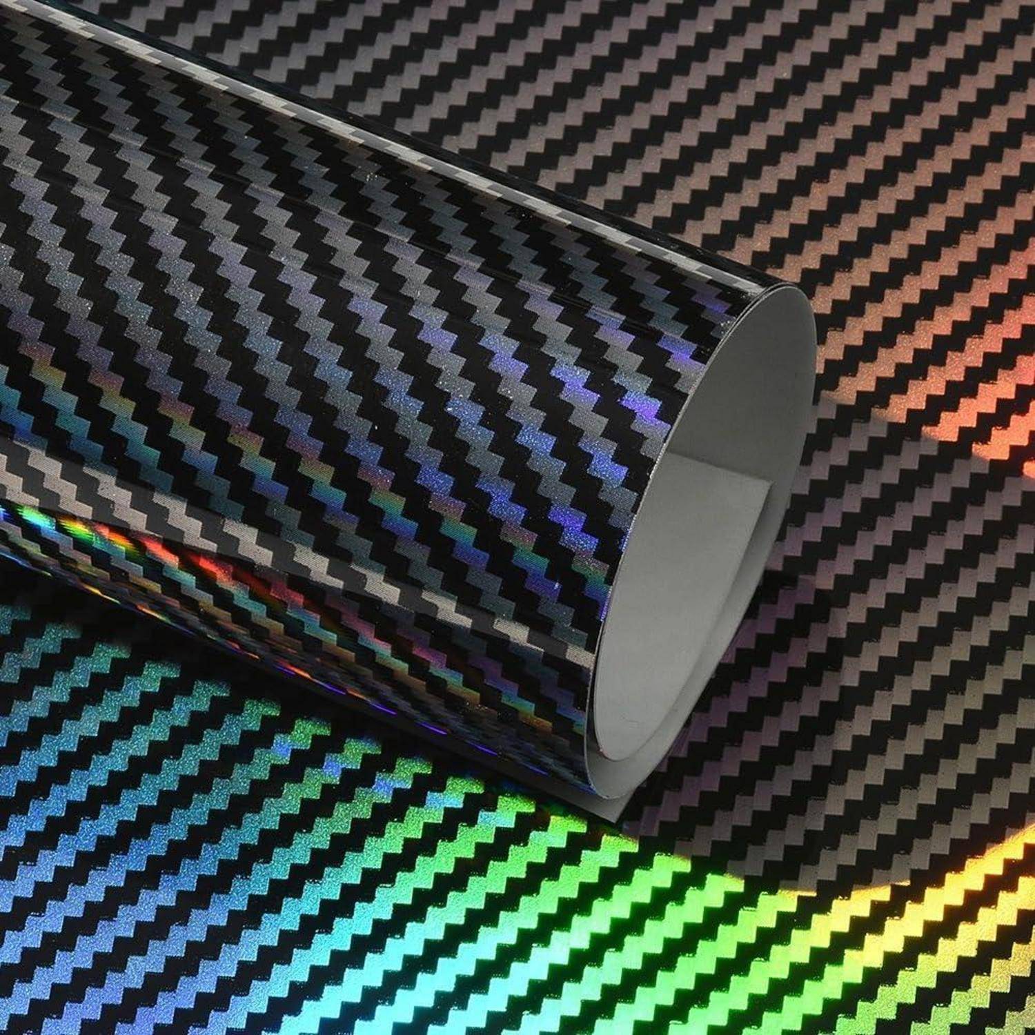 Kohlefaser-Textilblech zu einer Röhre gerollt, das schillernde Regenbogenreflexionen auf einer dunklen gewebten Oberfläche zeigt