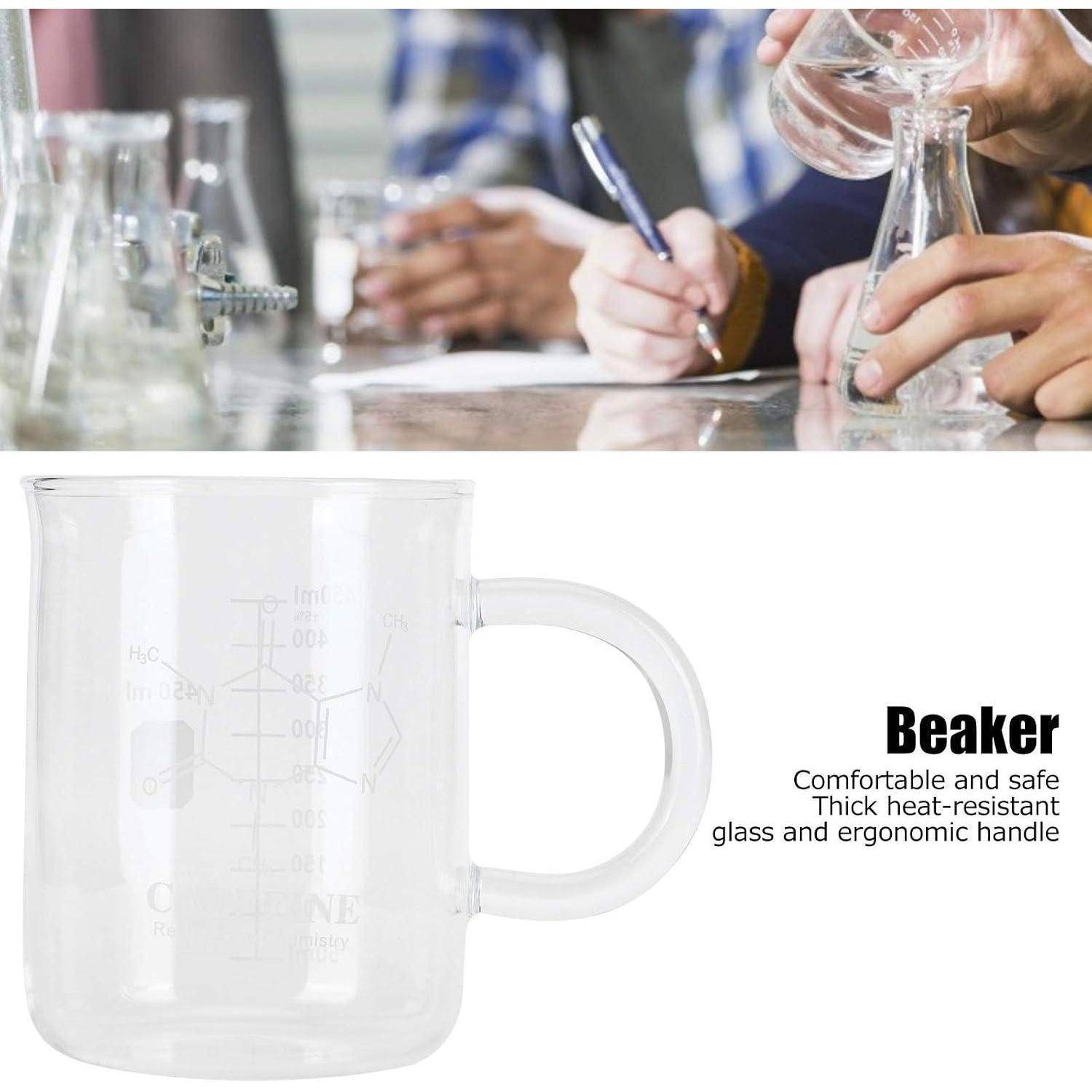 Klares Glasbecher mit ergonomischem Griff; Text sagt „Beaker