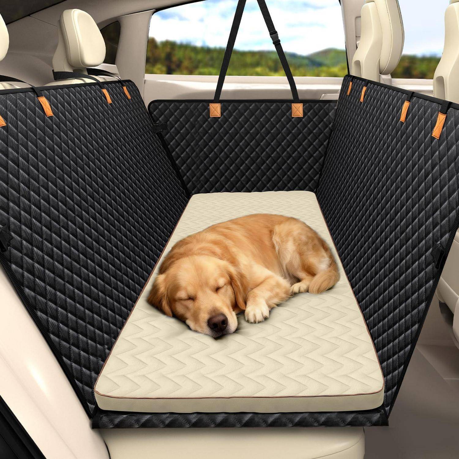 Golden Retriever schläft auf einer gepolsterten Autositz-Hängemattenschutzvorrichtung auf dem Rücksitz und schützt die Polsterung während der Fahrt.