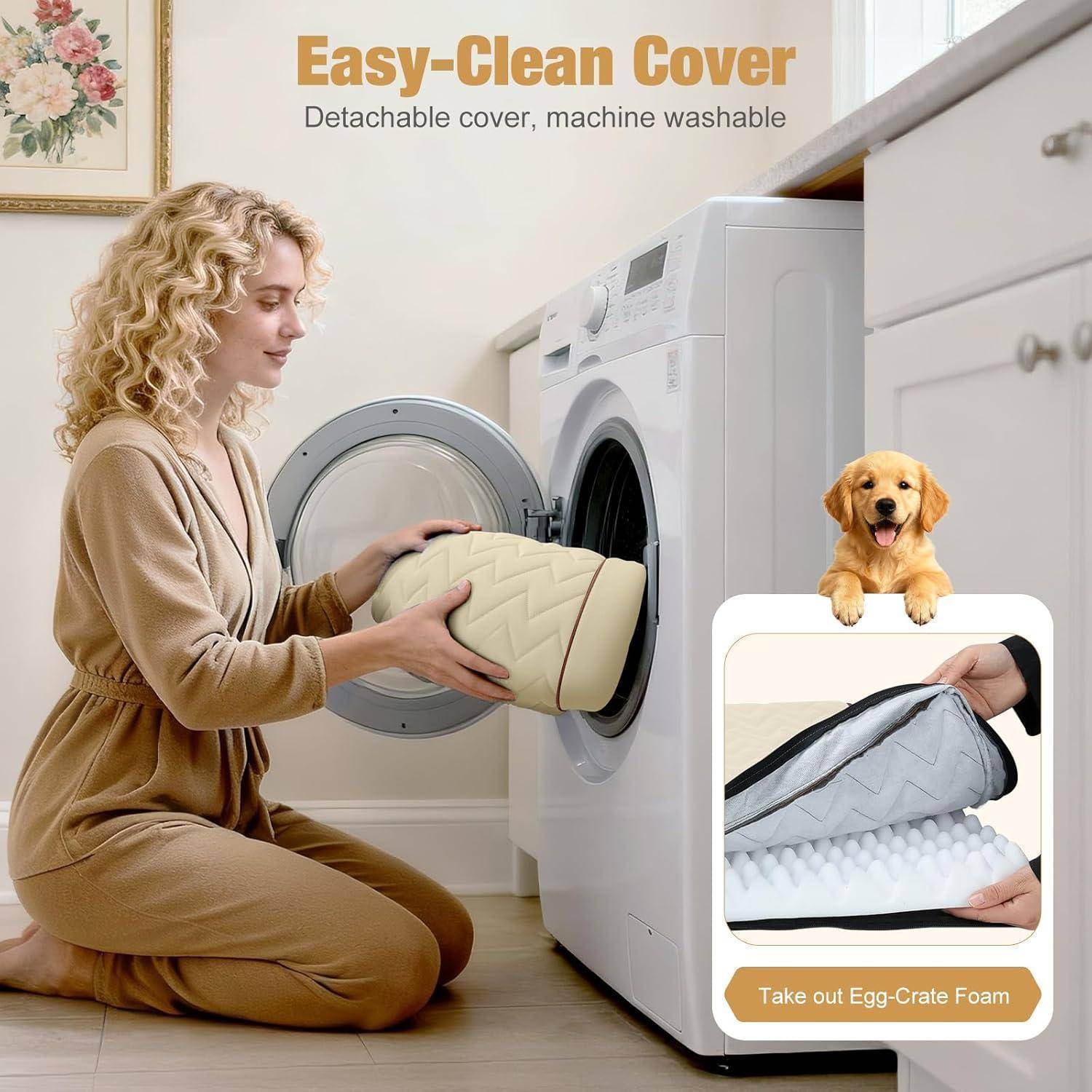 Frau beim Einladen eines abnehmbaren Haustier-Bettbezugs in eine Waschmaschine, mit Text „Easy-Clean Cover