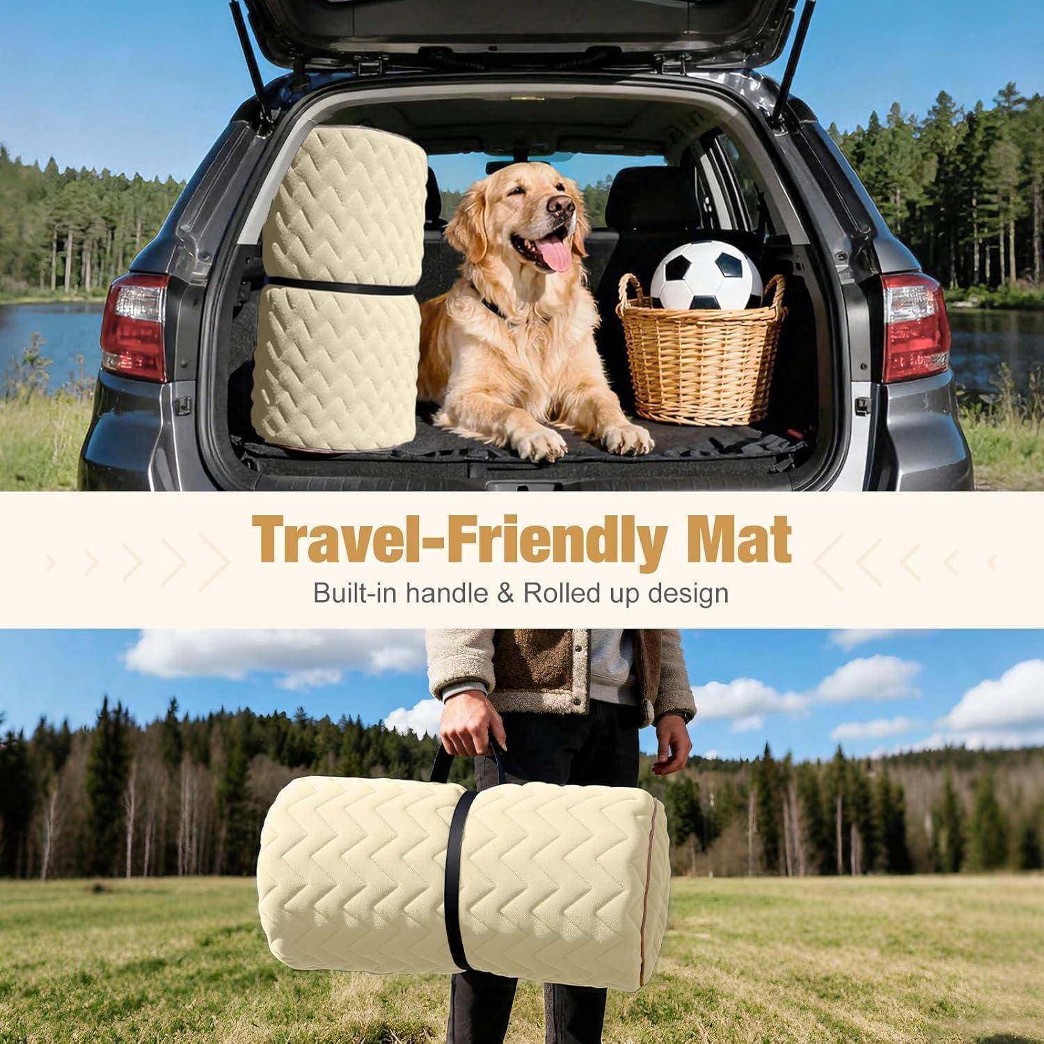 Golden Retriever in einem SUV mit einer aufgerollten Reisematte und einem Korb; darunter trägt eine Person die aufgerollte Matte mit der Bezeichnung „Travel-Friendly Mat