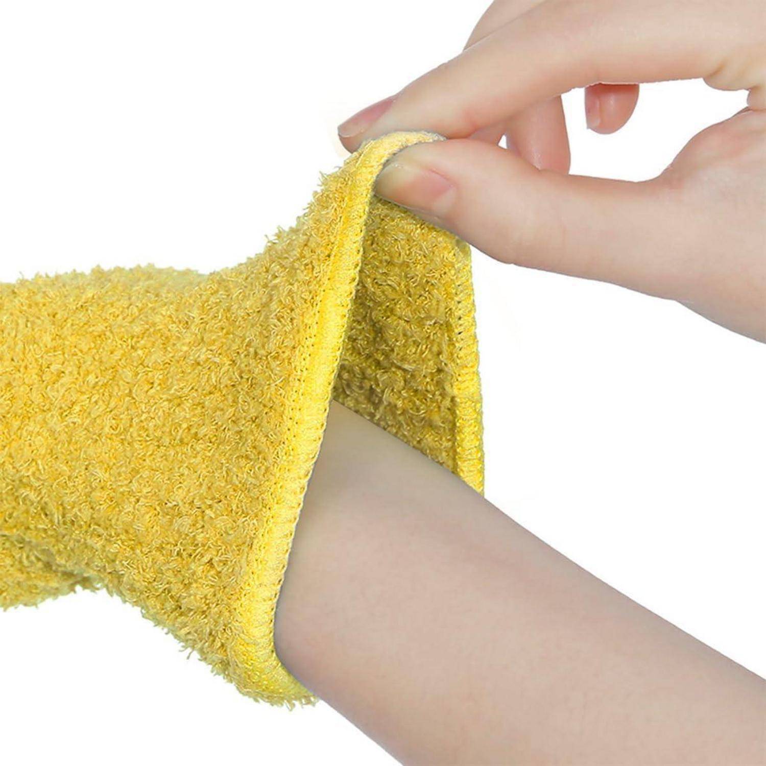 Hand, die ein gelbes strukturiertes Handtuch oder eine Ärmel über einen Arm auf weißem Hintergrund zieht.
