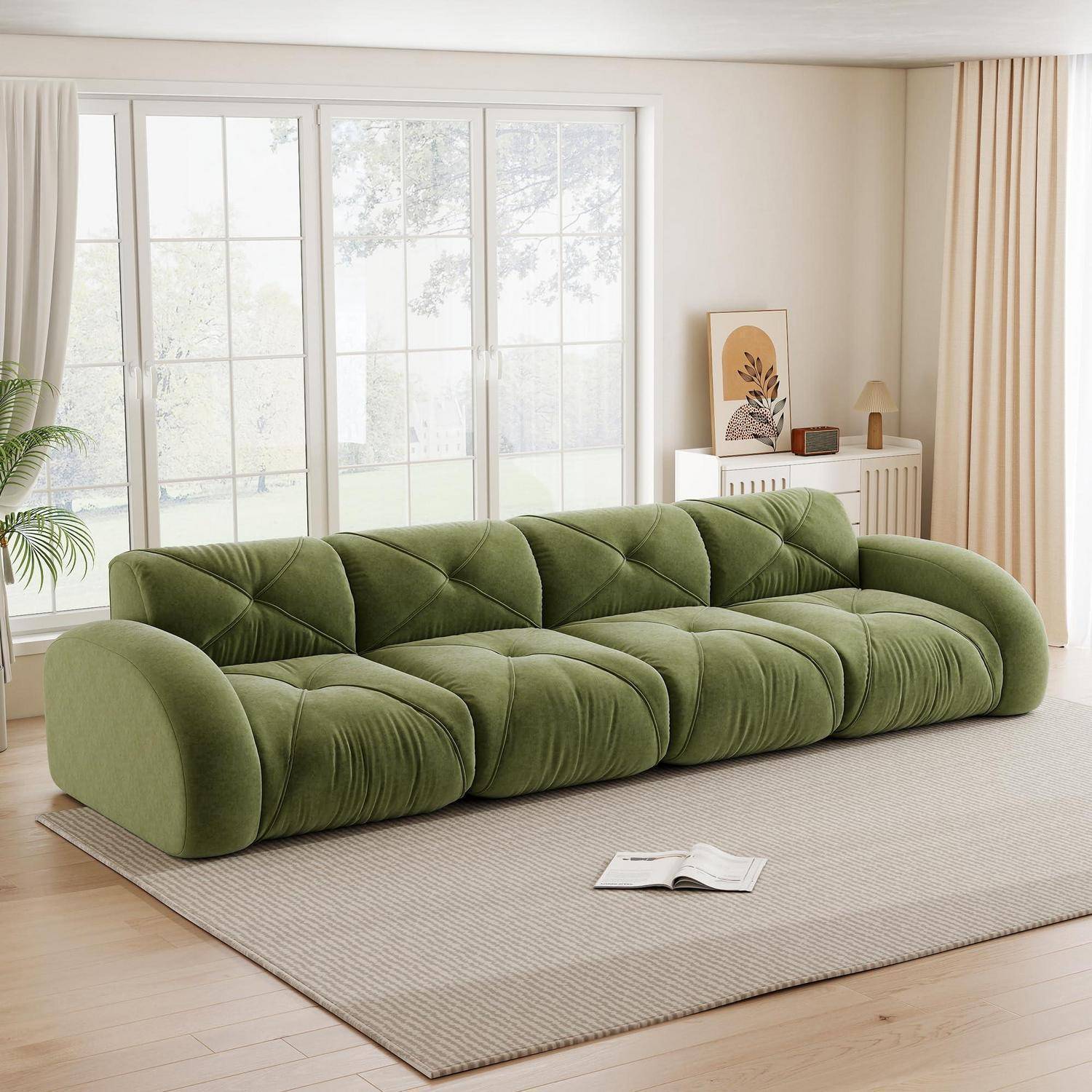 Ein kuscheliges, olivgrünes modulares Sofa in einem hellen, minimalistischen Wohnzimmer mit großen Fenstern, beigem Teppich und hellem Holzboden.