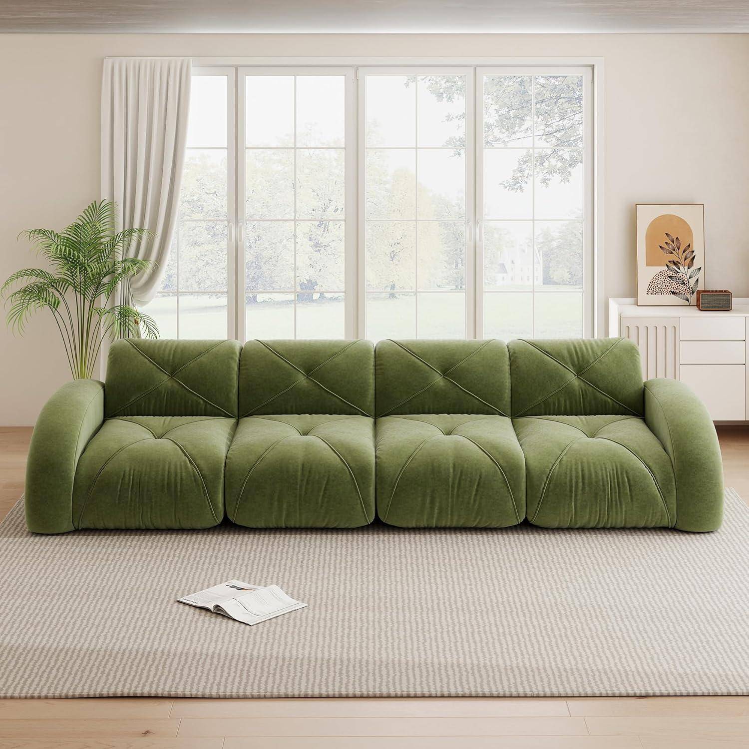 Grünes Chesterfield-Sofa in einem hellen Wohnzimmer mit großen Fenstern, einer Pflanze, einem Sideboard und einem Teppich.