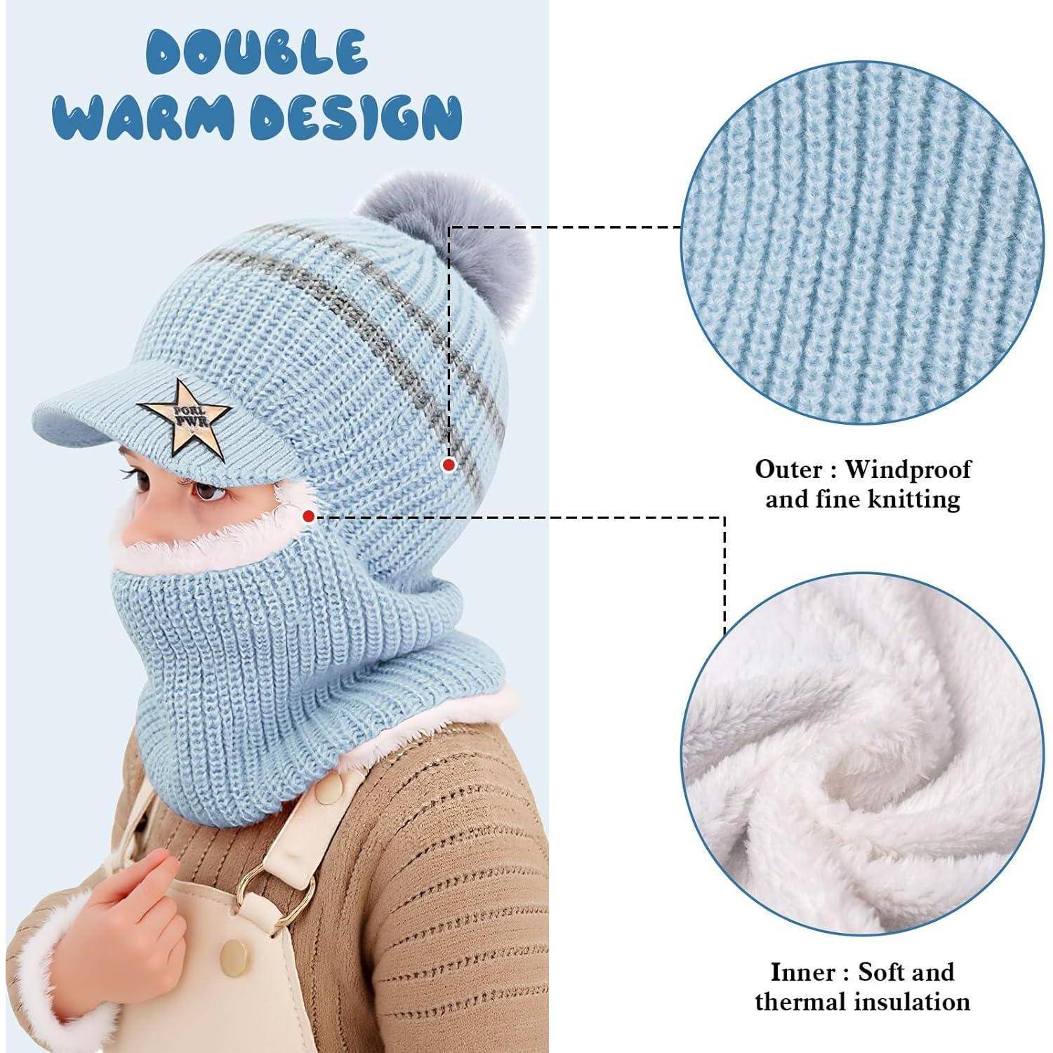 Kind mit hellblauer Strickmütze und passendem Gesichtswärmer mit der Aufschrift „Double Warm Design