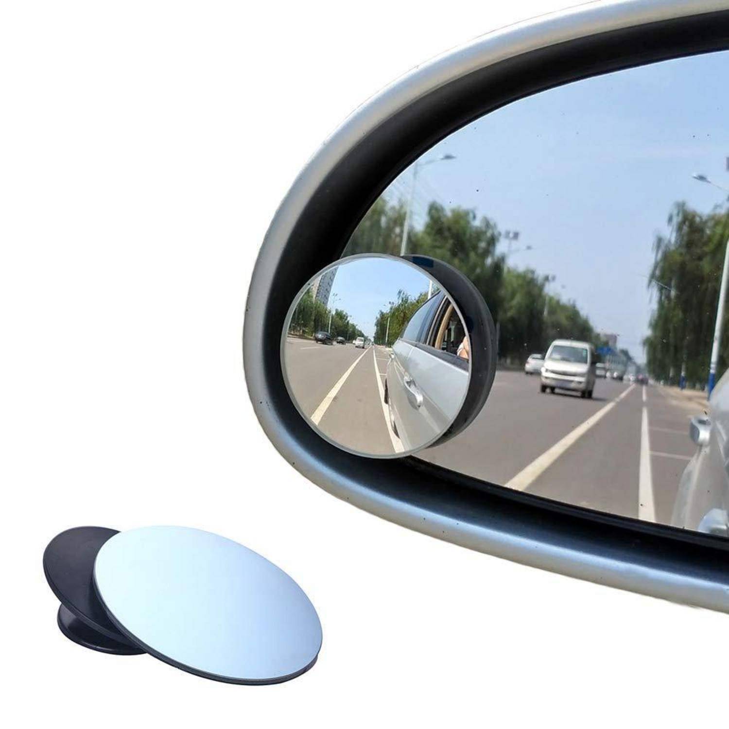 Seitenspiegel eines Autos mit einem aufklebbaren runden Totenwinkel-Spiegel, der eine Straße mit Fahrzeugen hinter und neben dem Auto reflektiert.