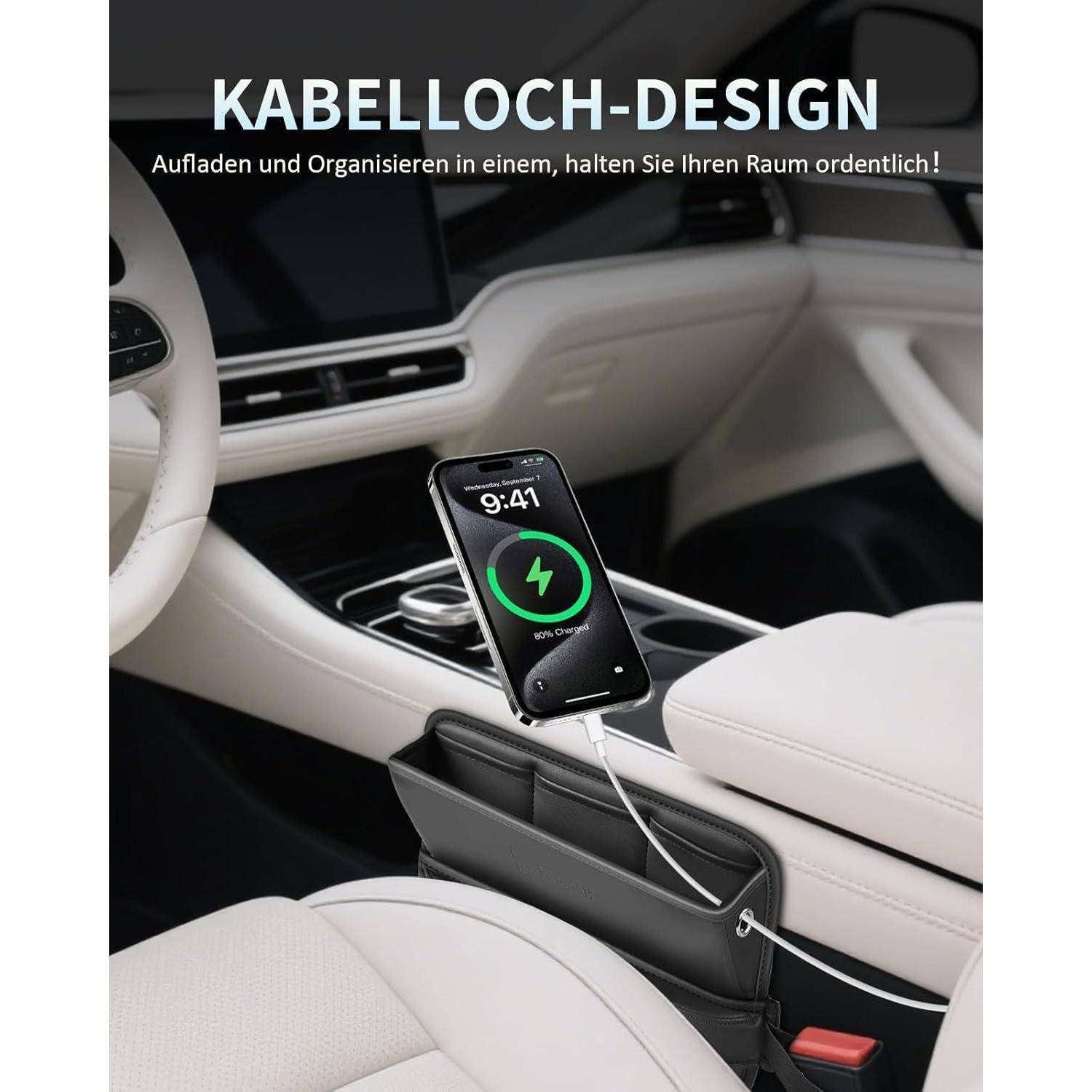 Autoinnenraum mit einem Telefon, das in einem Sitzspalten-Kabelorganizer aufgeladen wird; der Text lautet „KABELLOCH-DESIGN