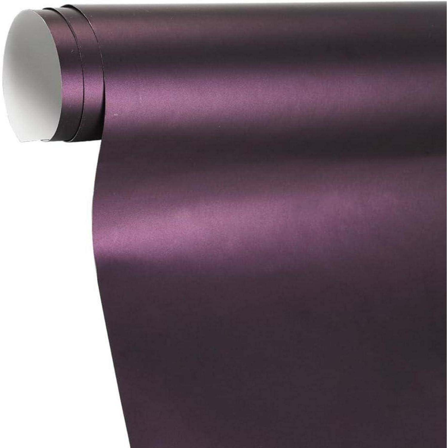 Rolle aus violettem metallischem Geschenkpapier auf weißem Hintergrund, teilweise abgerollt