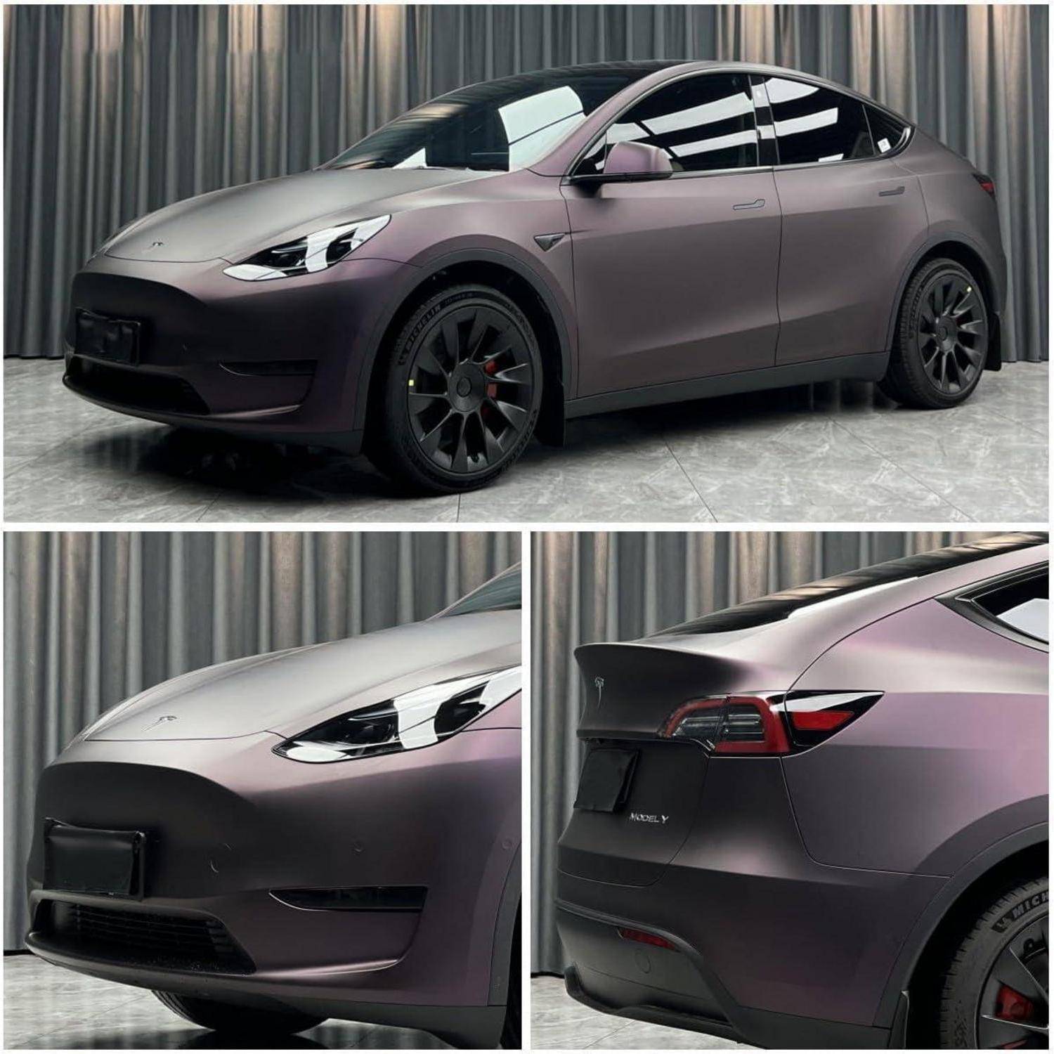 Drei Ansichten eines matten violetten Tesla Model Y in einem Studio, die das Front-, Seiten- und Heckdesign der Außenseite zeigen.